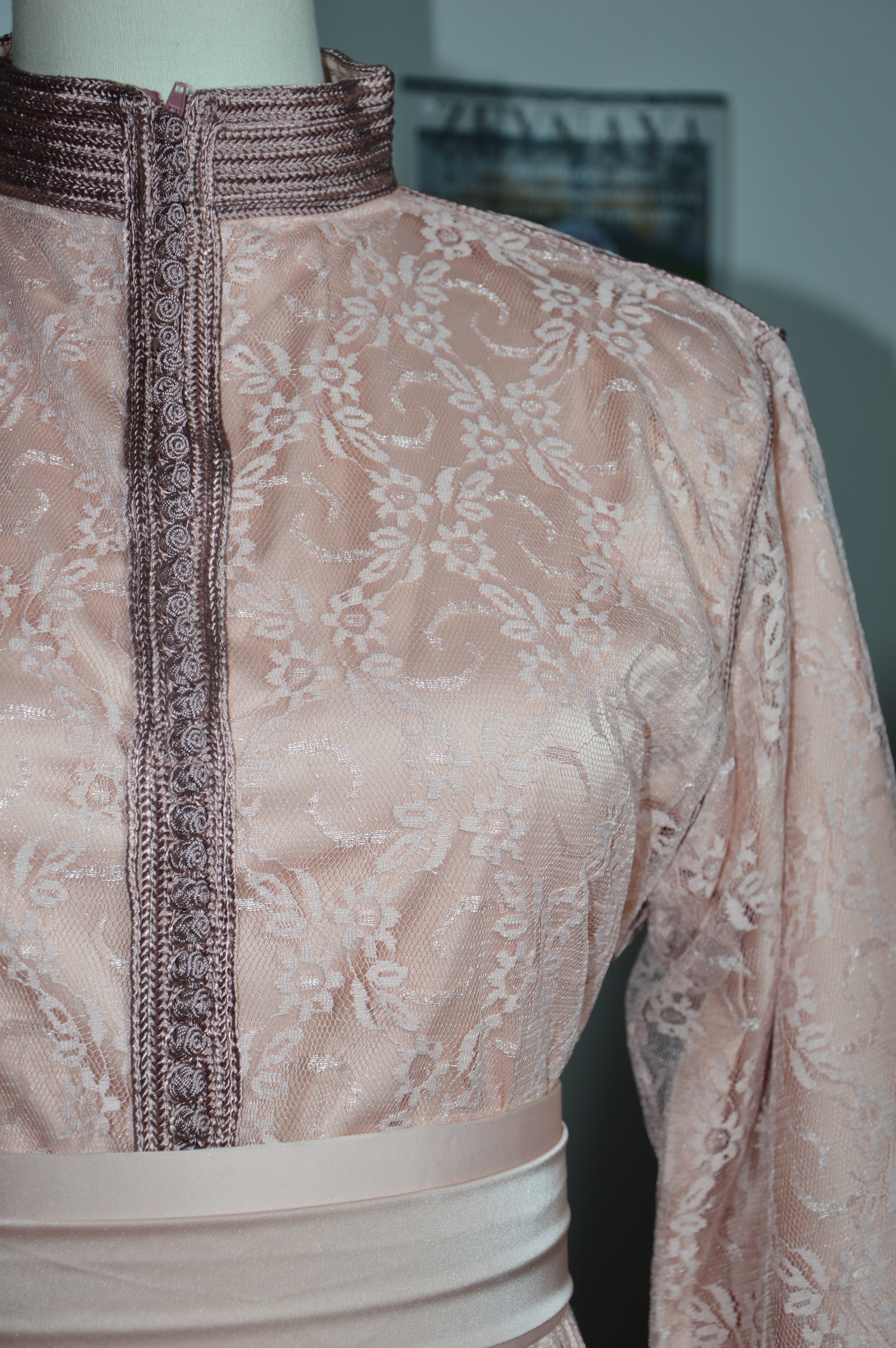 Détail dentelle rose caftan sirène luxe marocain