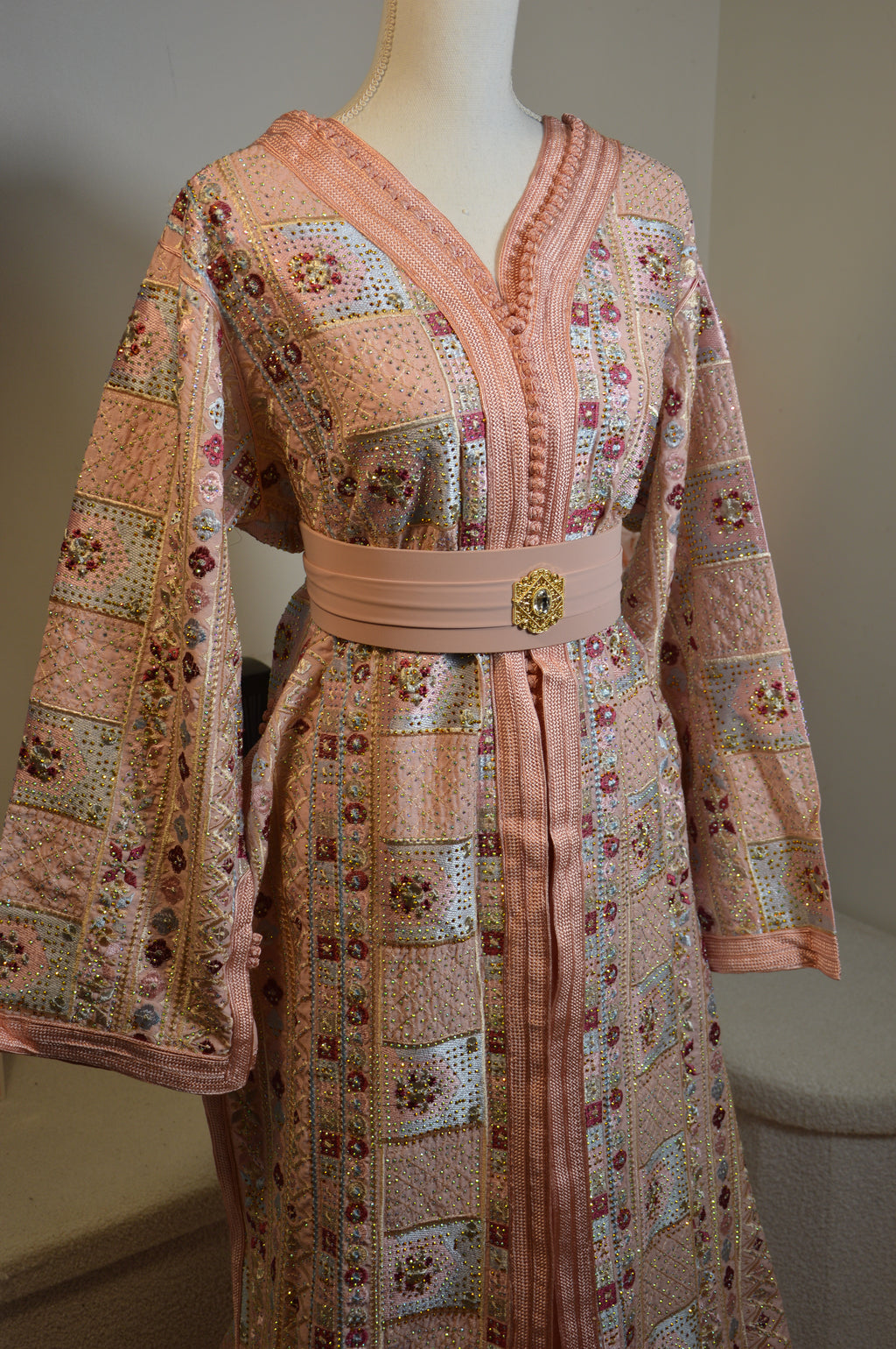 TAKCHITA SARI SCINTILLANTE ROSE POUDRÉ – ÉCLAT & DOUCEUR