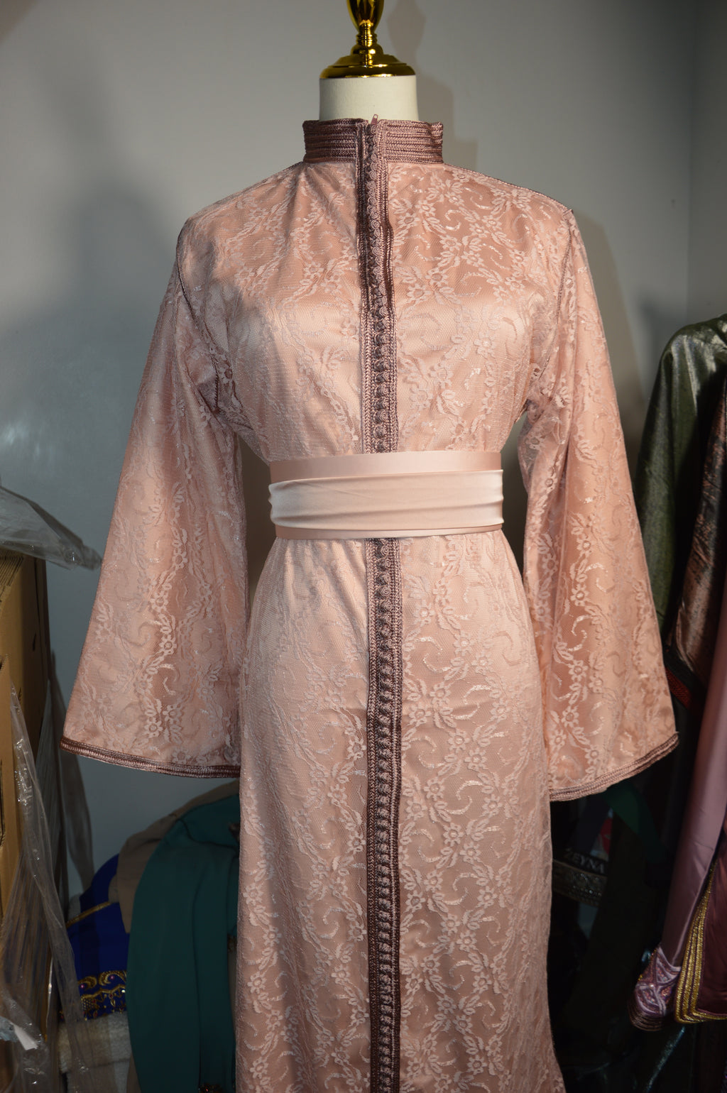 Caftan Sirène Dentelle Rose - Luxe Marocain