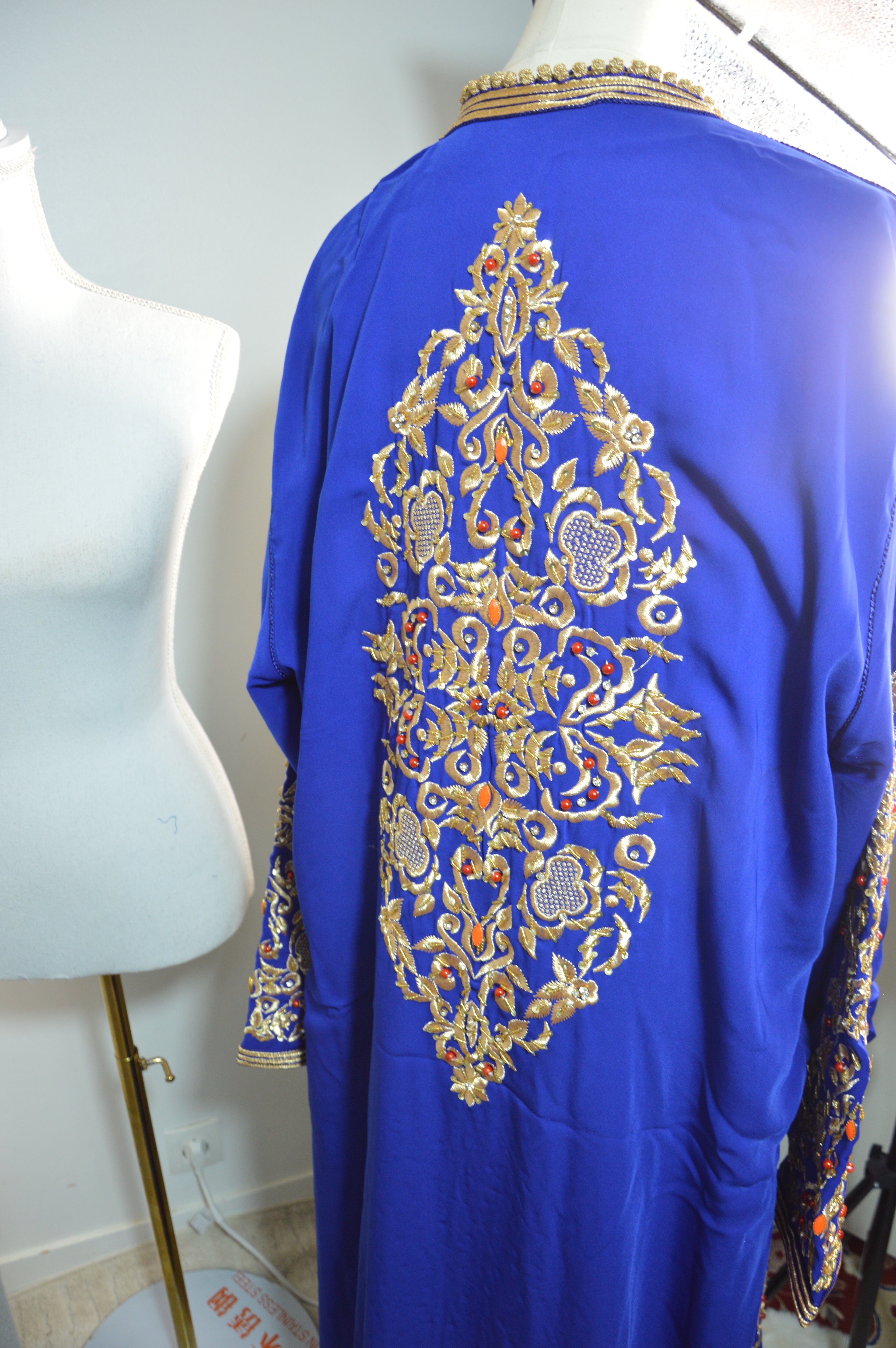 TAKCHITA ROYALE BLEU ROI & ORANGE – BRODERIES DORÉES IMPÉRIALES