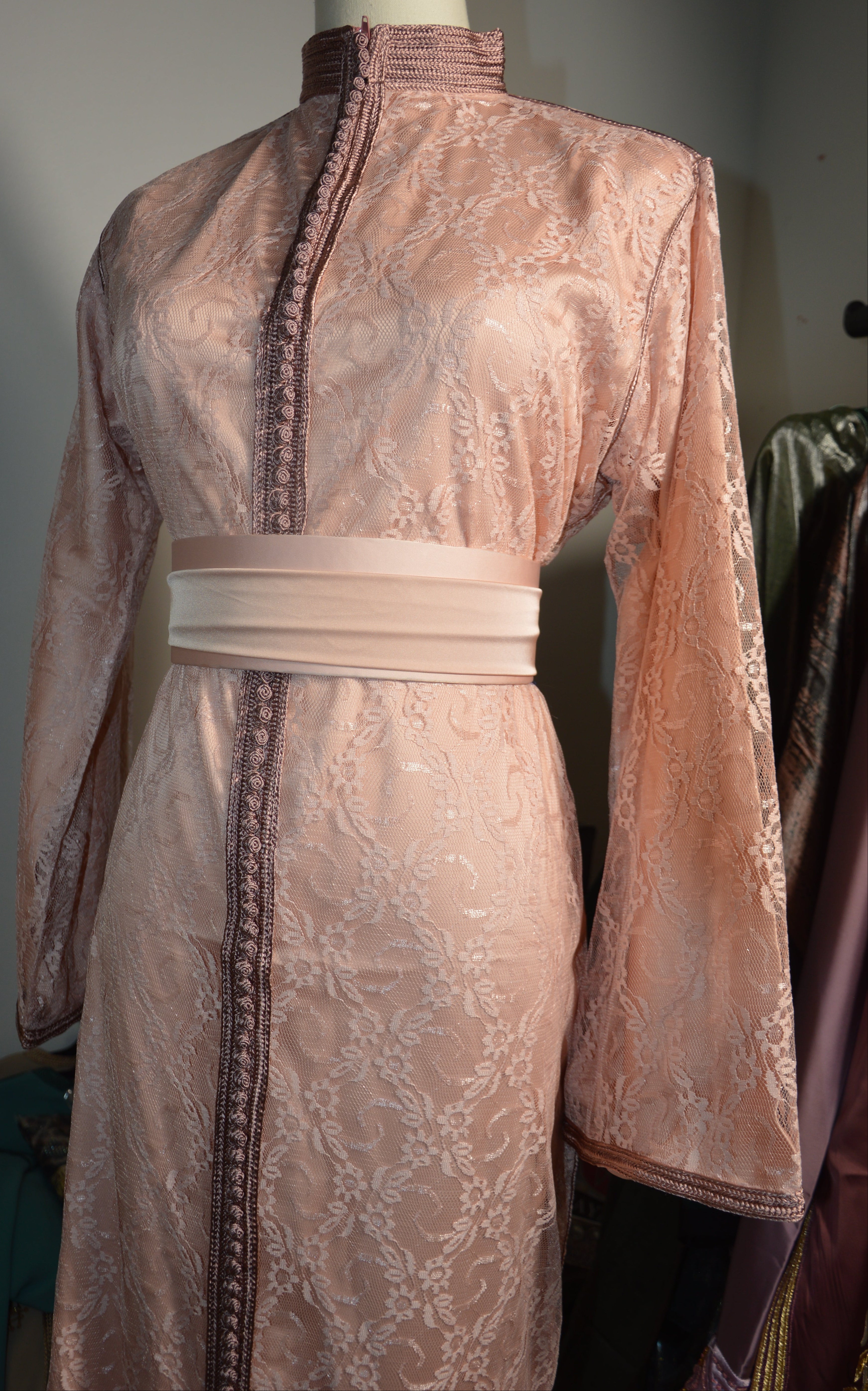 Caftan sirène rose vue de profil avec finitions artisanales