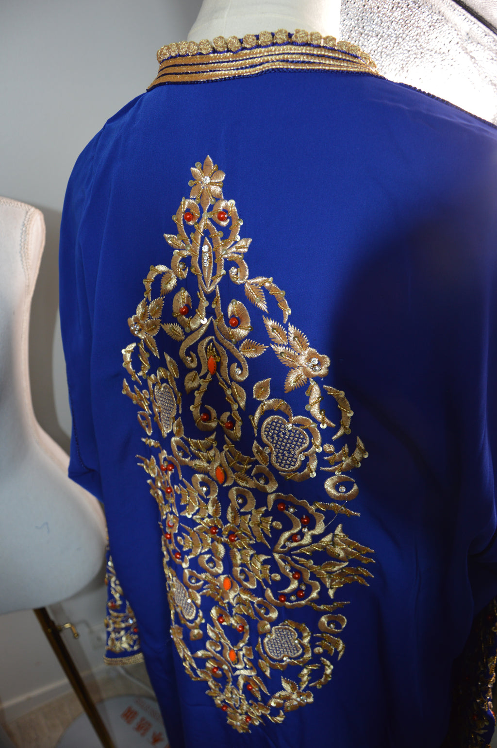 TAKCHITA ROYALE BLEU ROI & ORANGE – BRODERIES DORÉES IMPÉRIALES