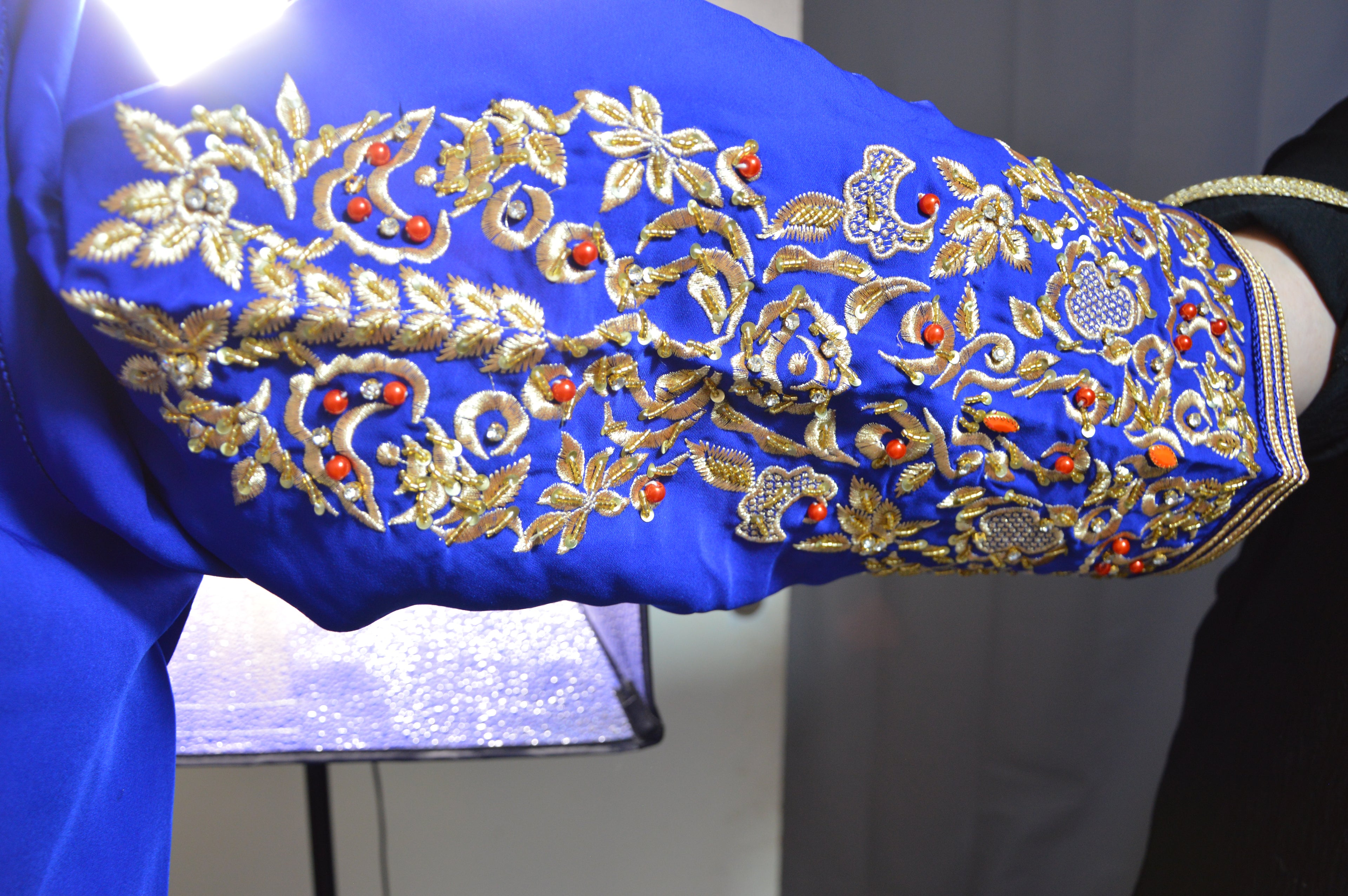 TAKCHITA ROYALE BLEU ROI & ORANGE – BRODERIES DORÉES IMPÉRIALES