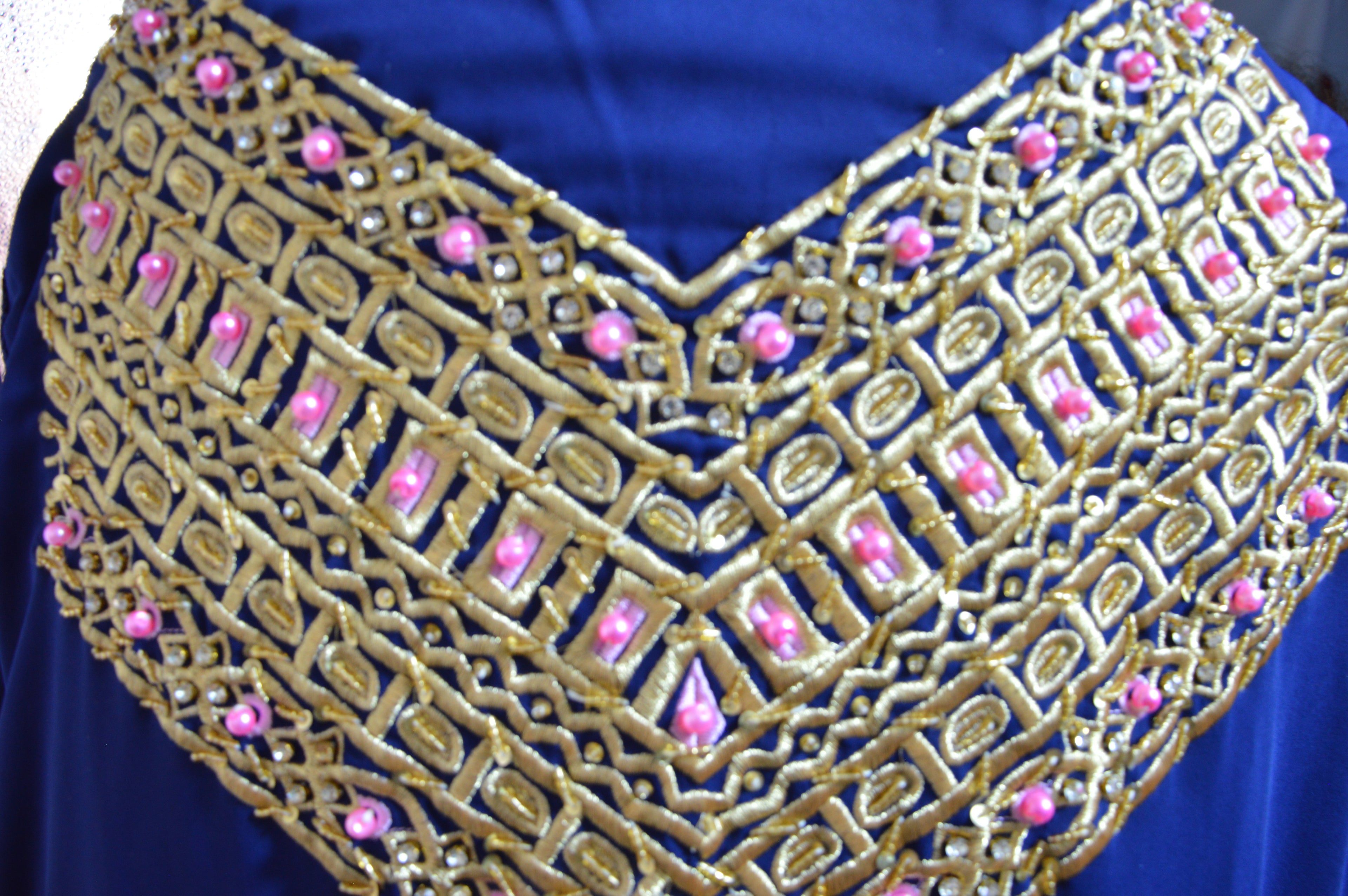 TAKCHITA ROYALE BLEU MARINE – BRODERIES DORÉES