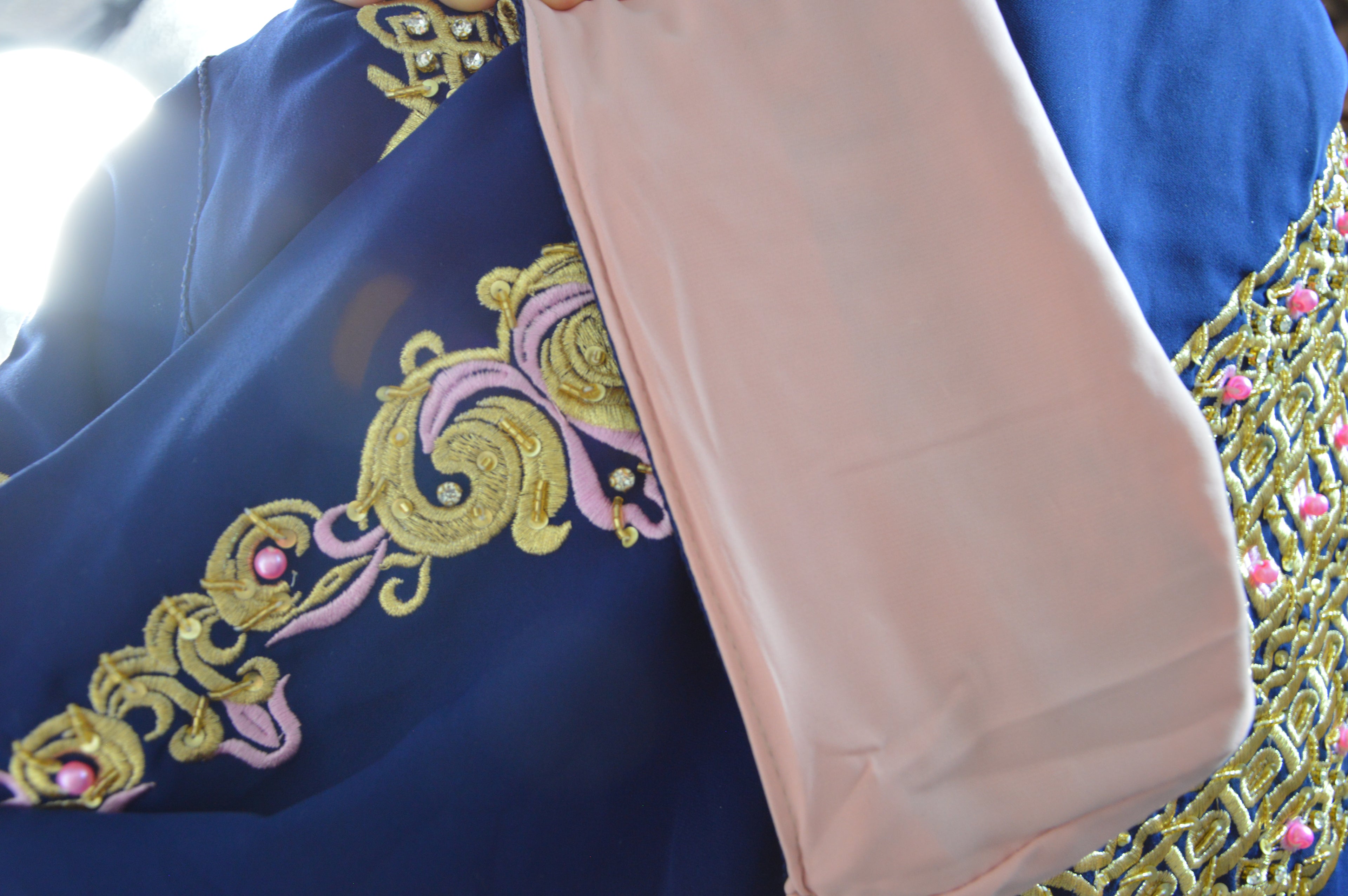 TAKCHITA ROYALE BLEU MARINE – BRODERIES DORÉES