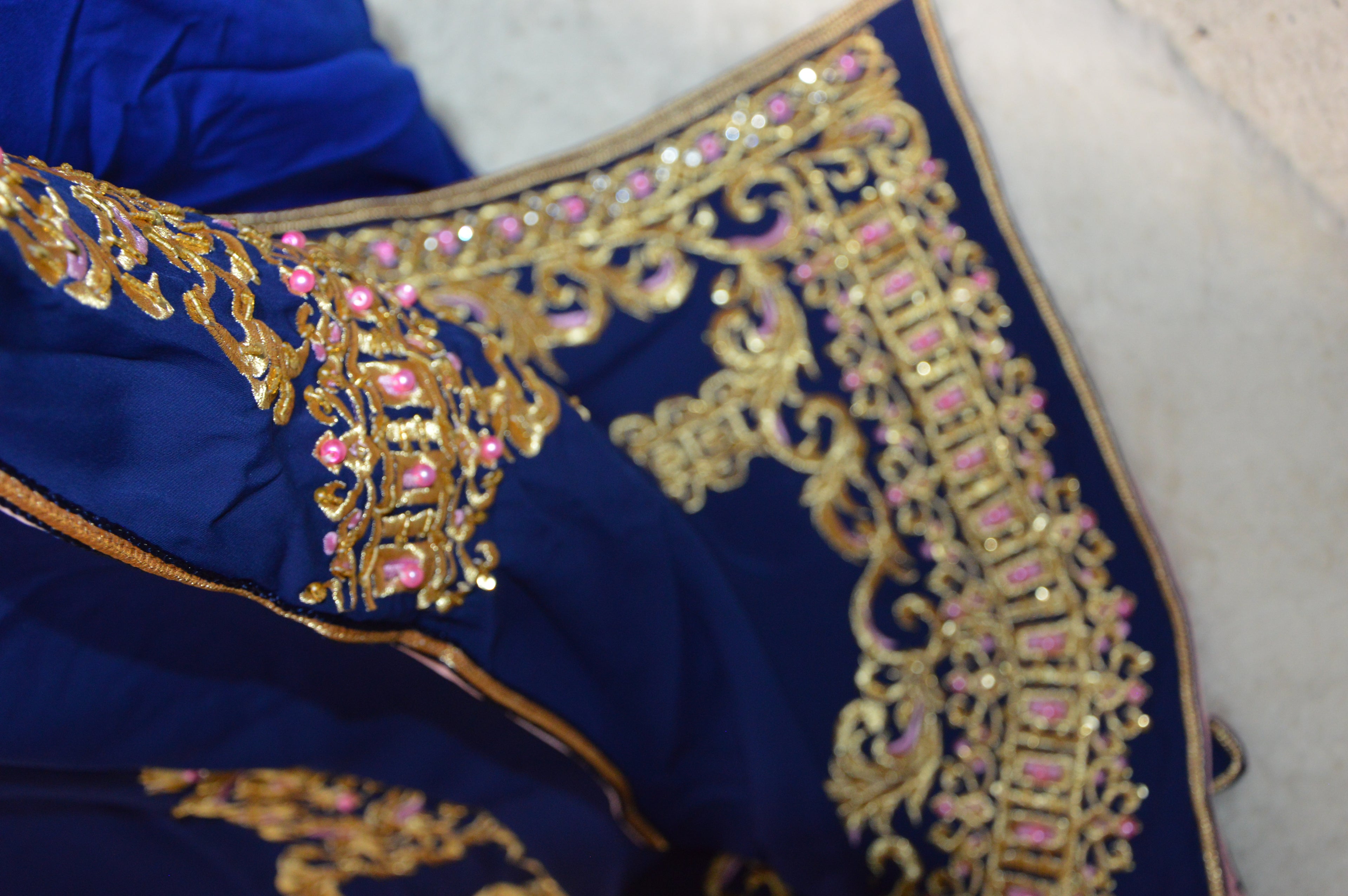 TAKCHITA ROYALE BLEU MARINE – BRODERIES DORÉES