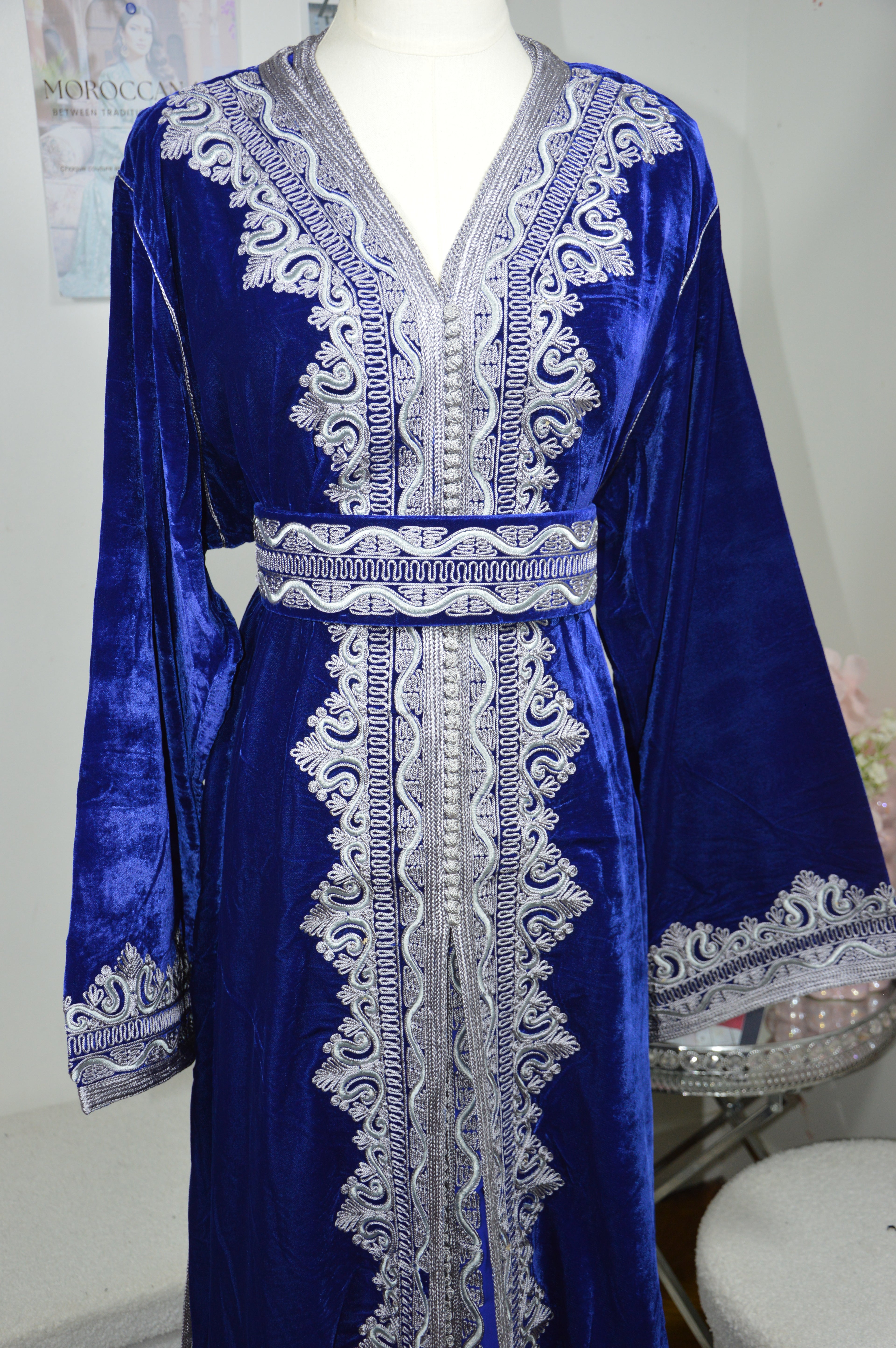 Takchita Bleu Roi en Velours – Broderies Bleu Argent