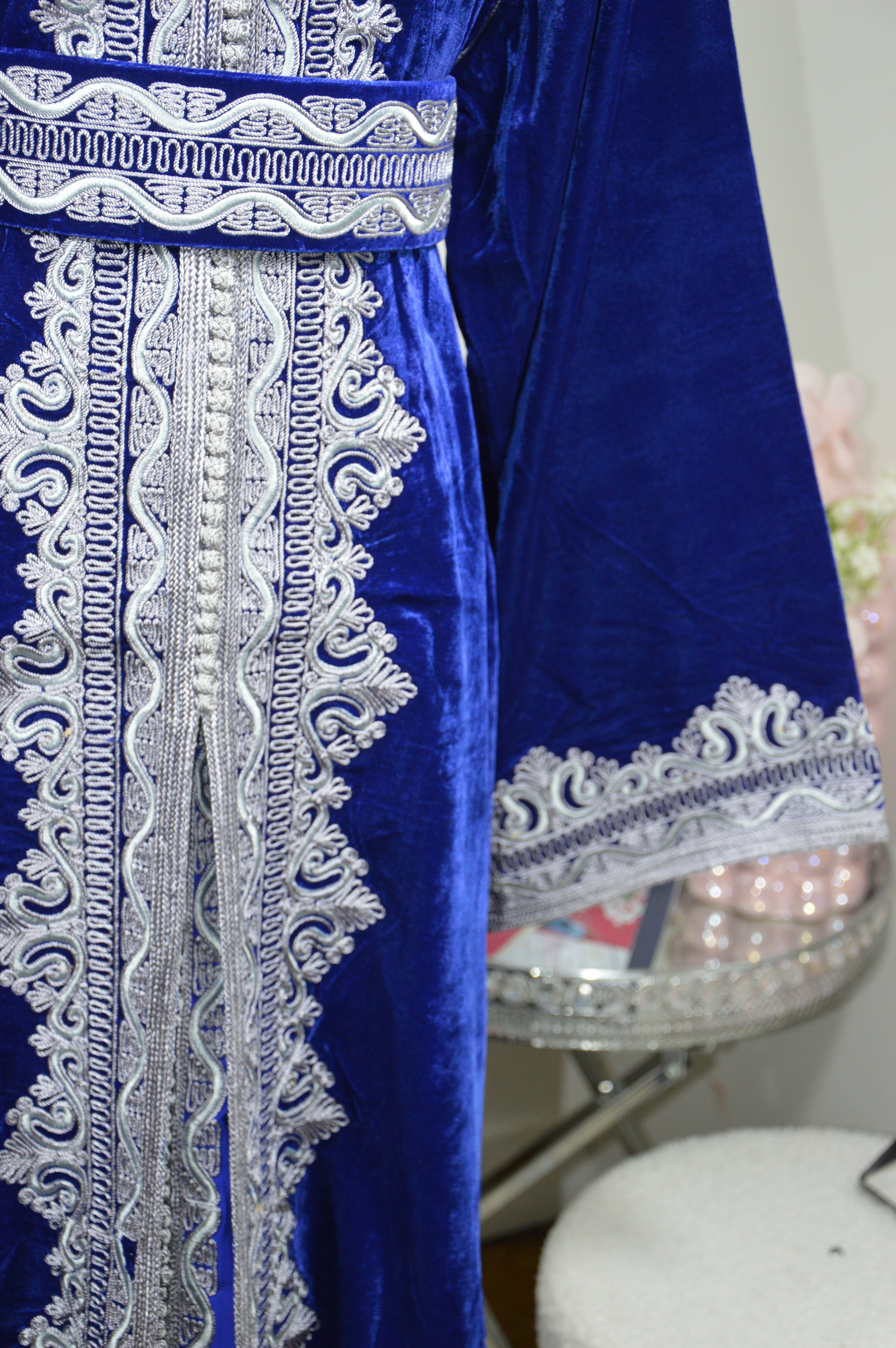 Takchita Bleu Roi en Velours – Broderies Bleu Argent
