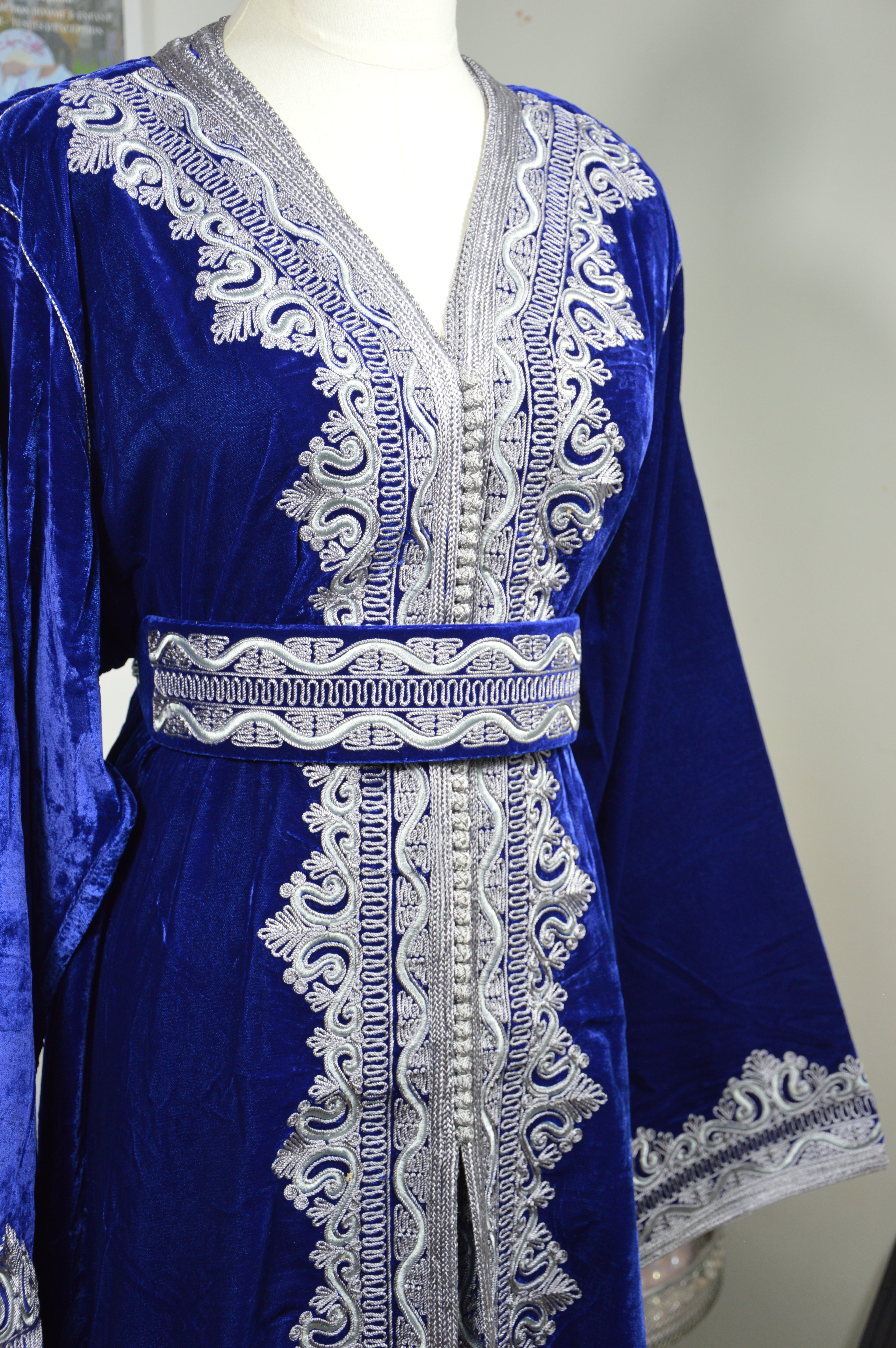 Takchita Bleu Roi en Velours – Broderies Bleu Argent