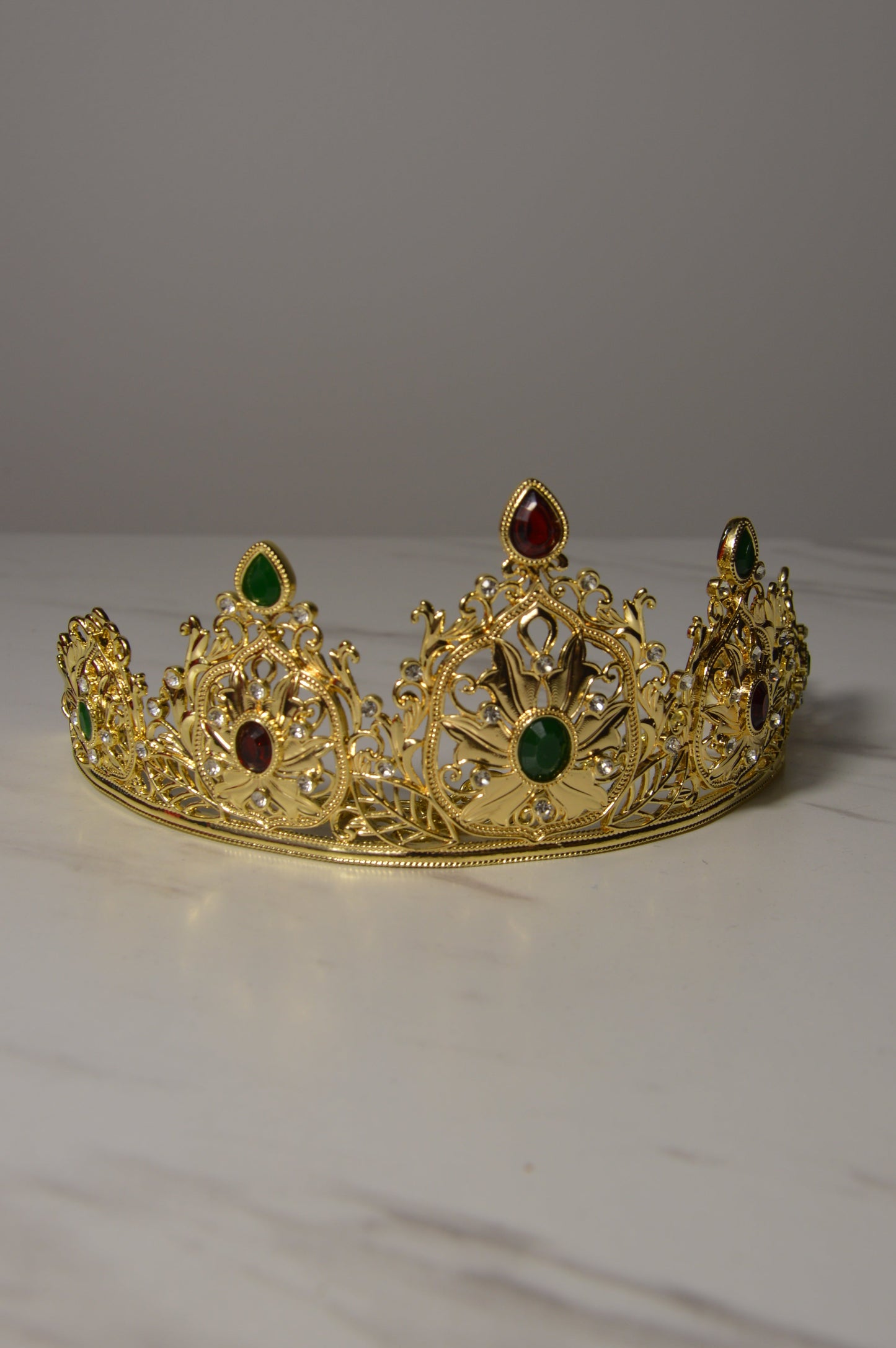 Couronne Rouge et Vert – Accessoire de Cérémonie Artisanal