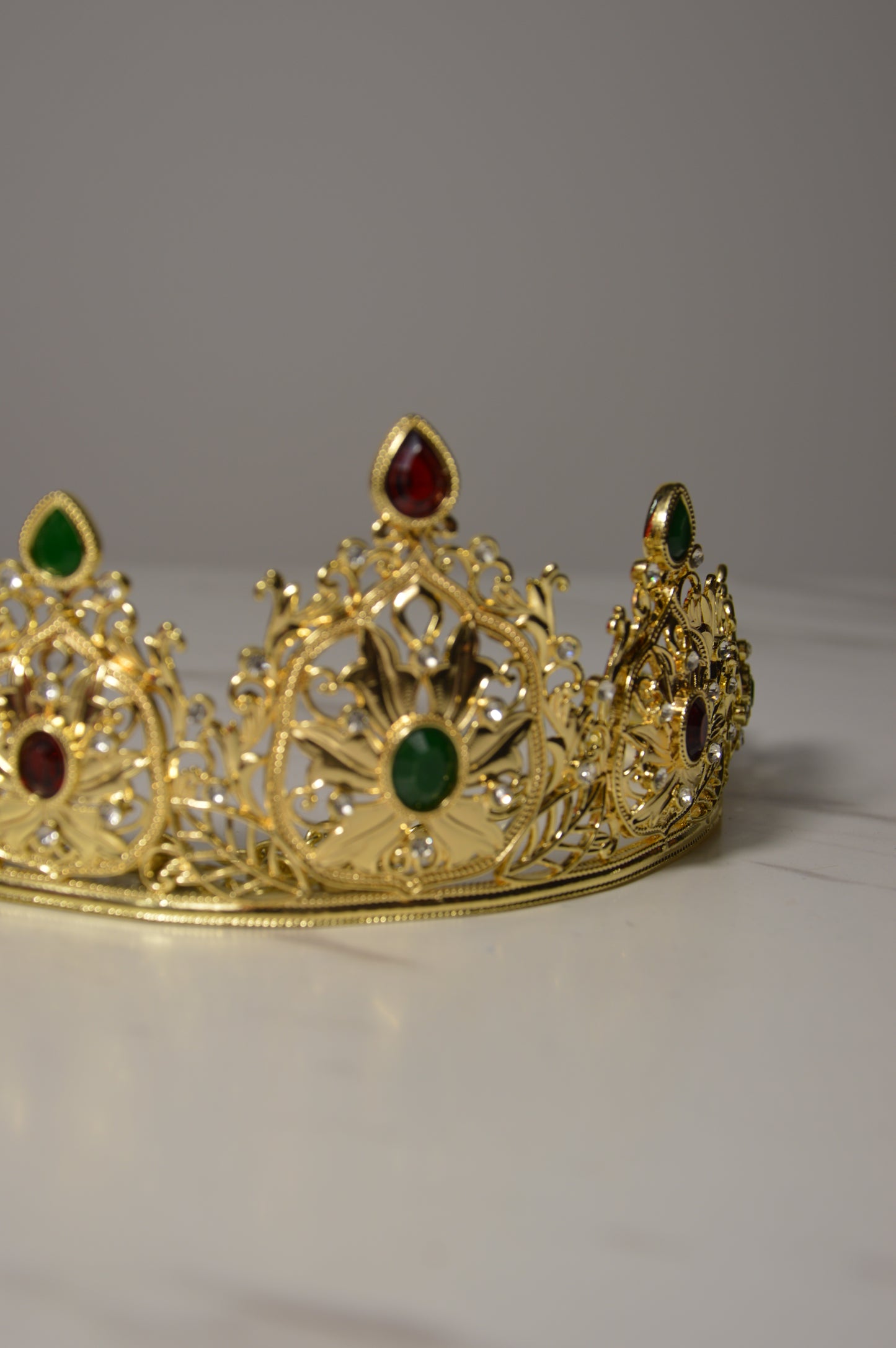 Couronne Rouge et Vert – Accessoire de Cérémonie Artisanal