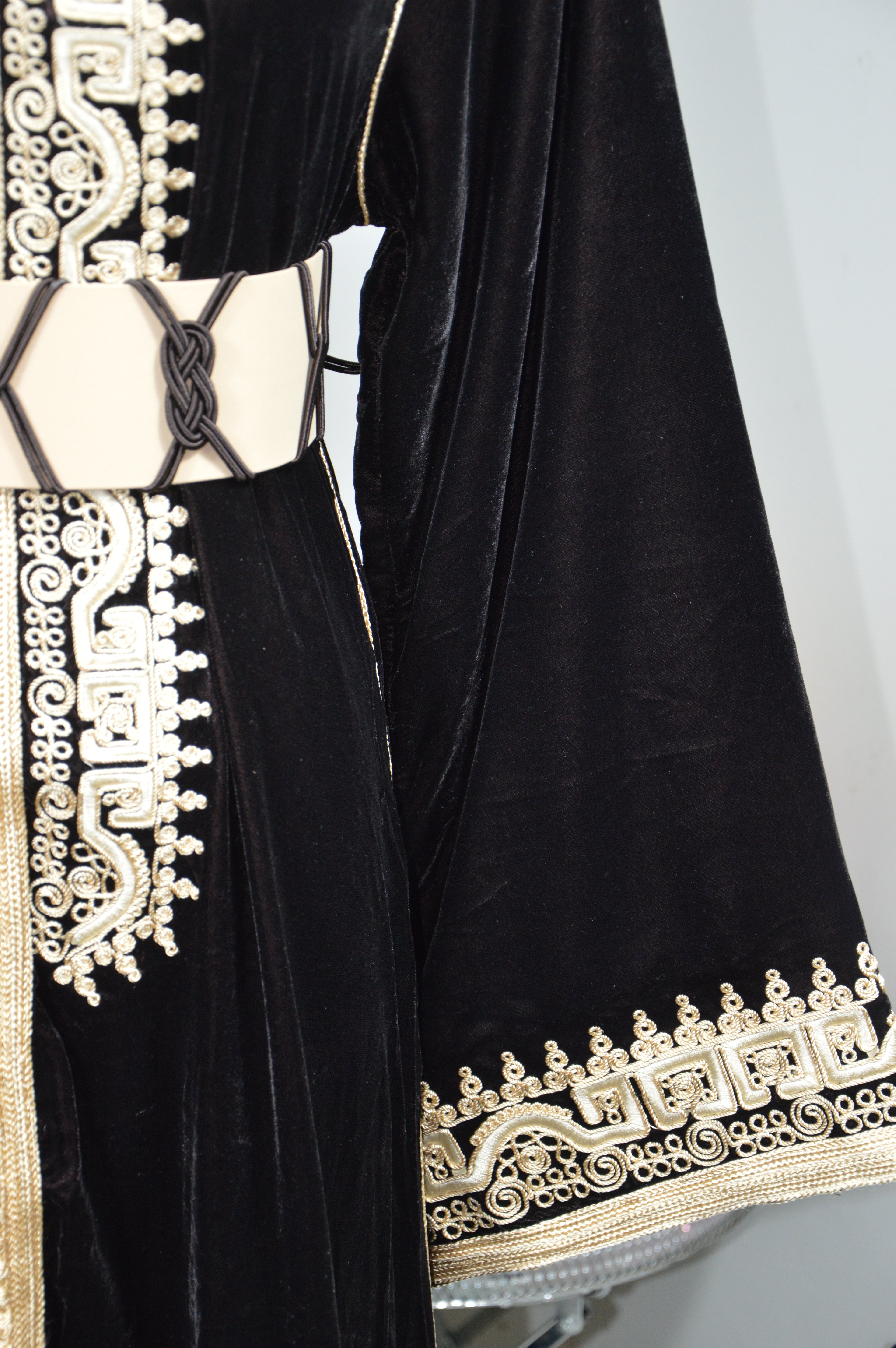 Caftan Noir en Velours – Broderies Dorées beige