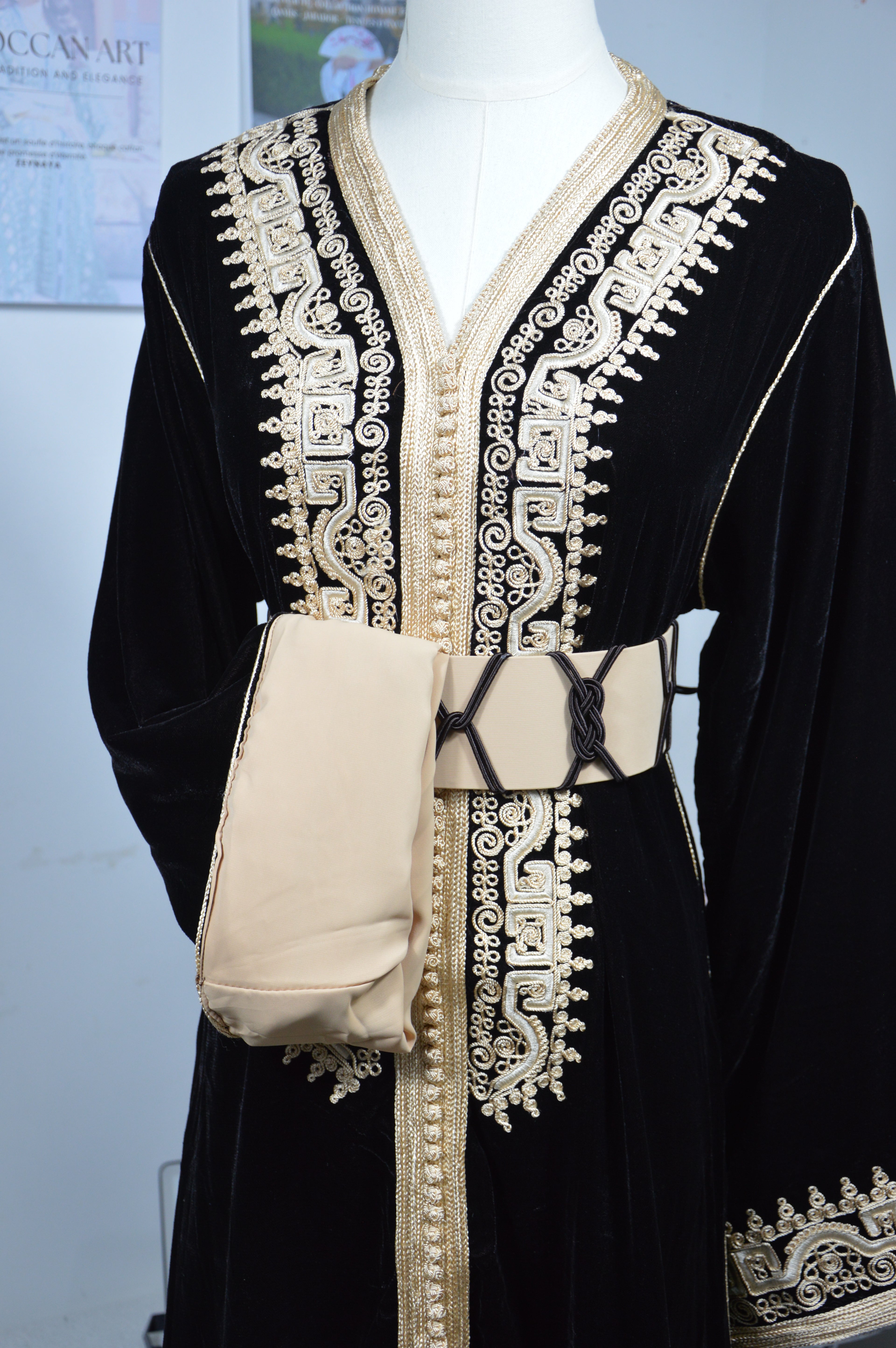 Caftan Noir en Velours – Broderies Dorées beige
