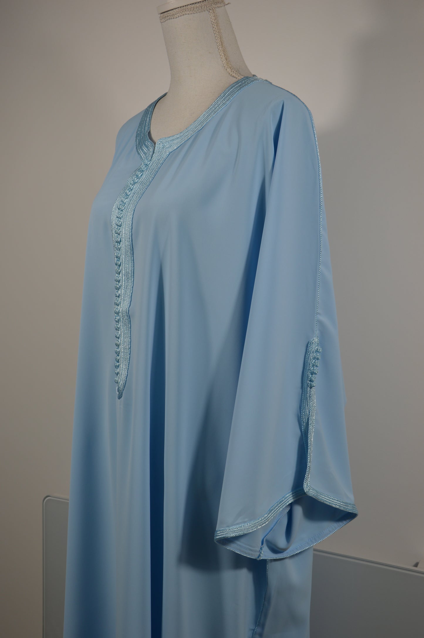 Gandoura Eclat Crêpe Bleu Ciel - ZEYNAYA PRESTIGE