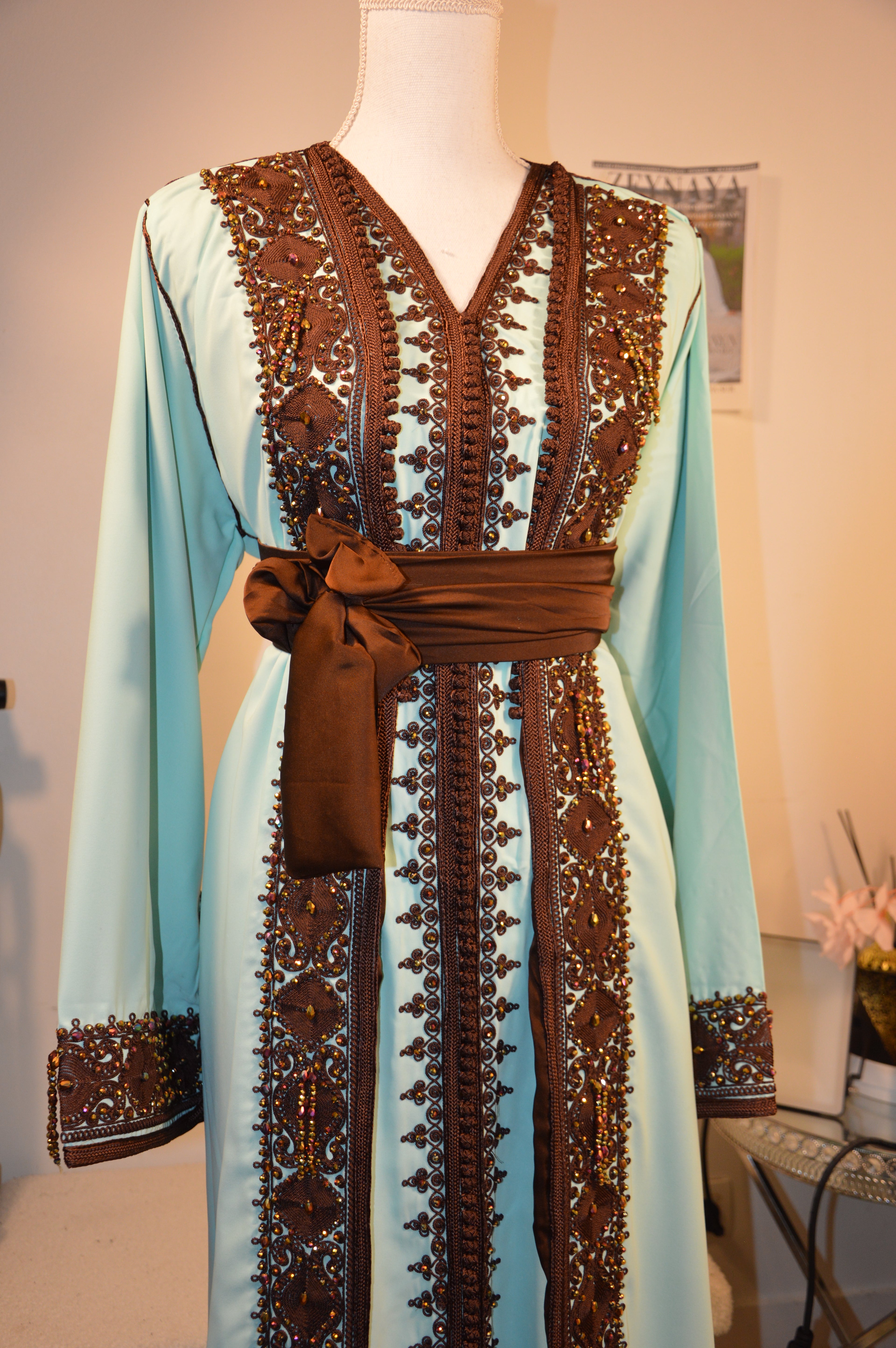 Takchita Vert d’Eau – Broderies Marron & Perles Multicolores