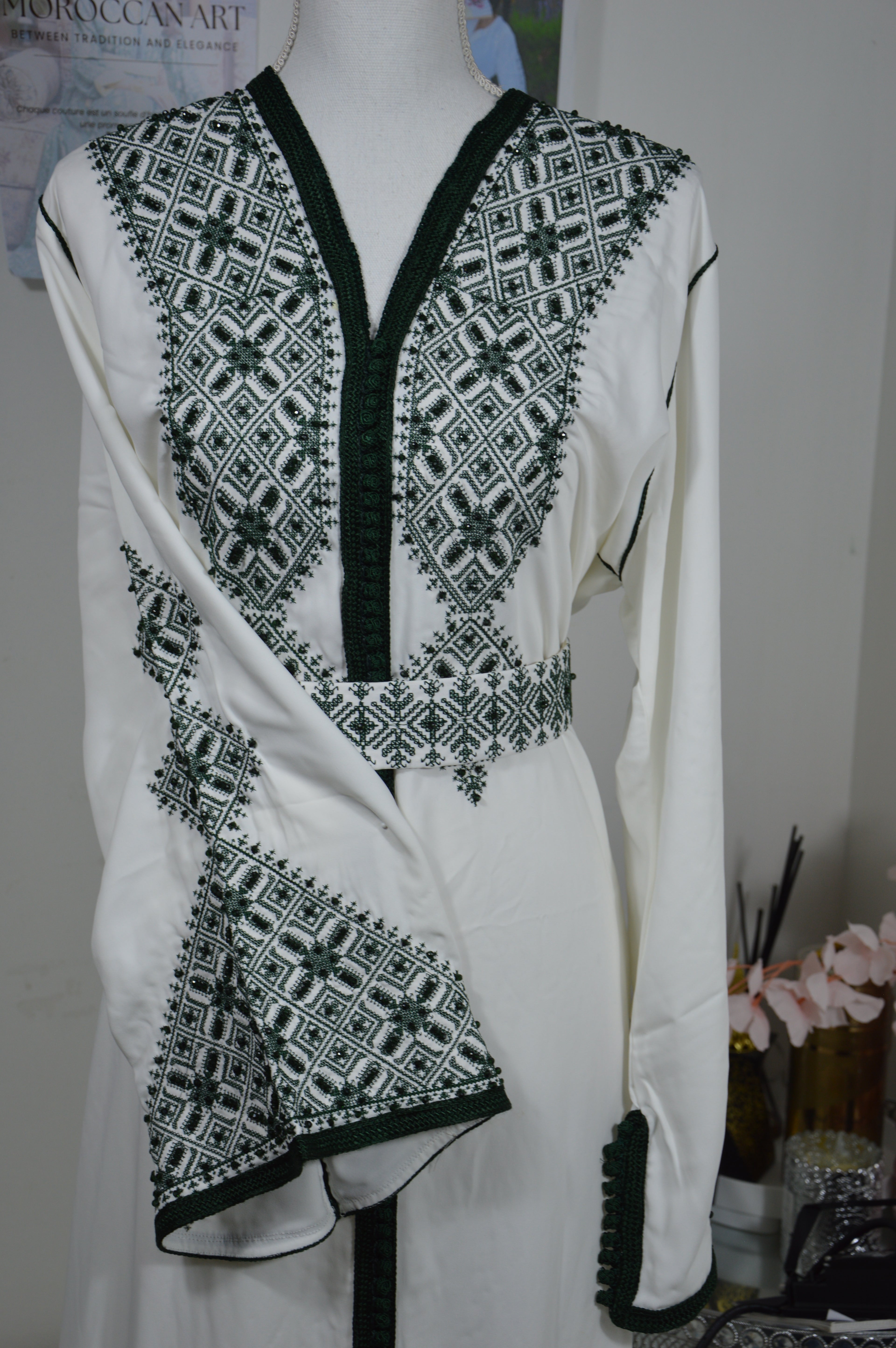 Caftan Blanc Brodé Vert Foncé – Broderies Traditionnelles Marocaines