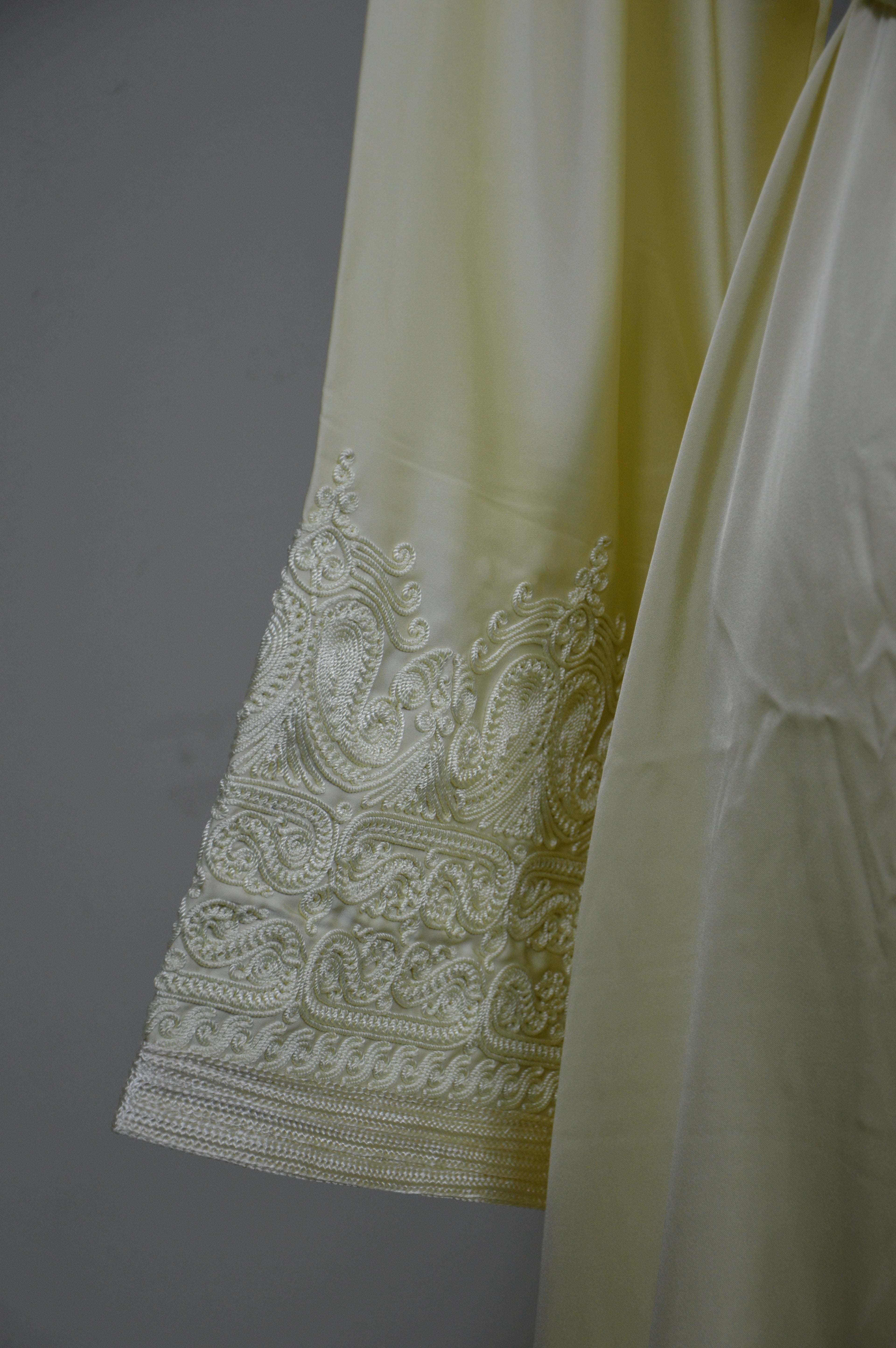 Takchita Jaune Pâle en Satin Brodé – Haute Couture Marocaine