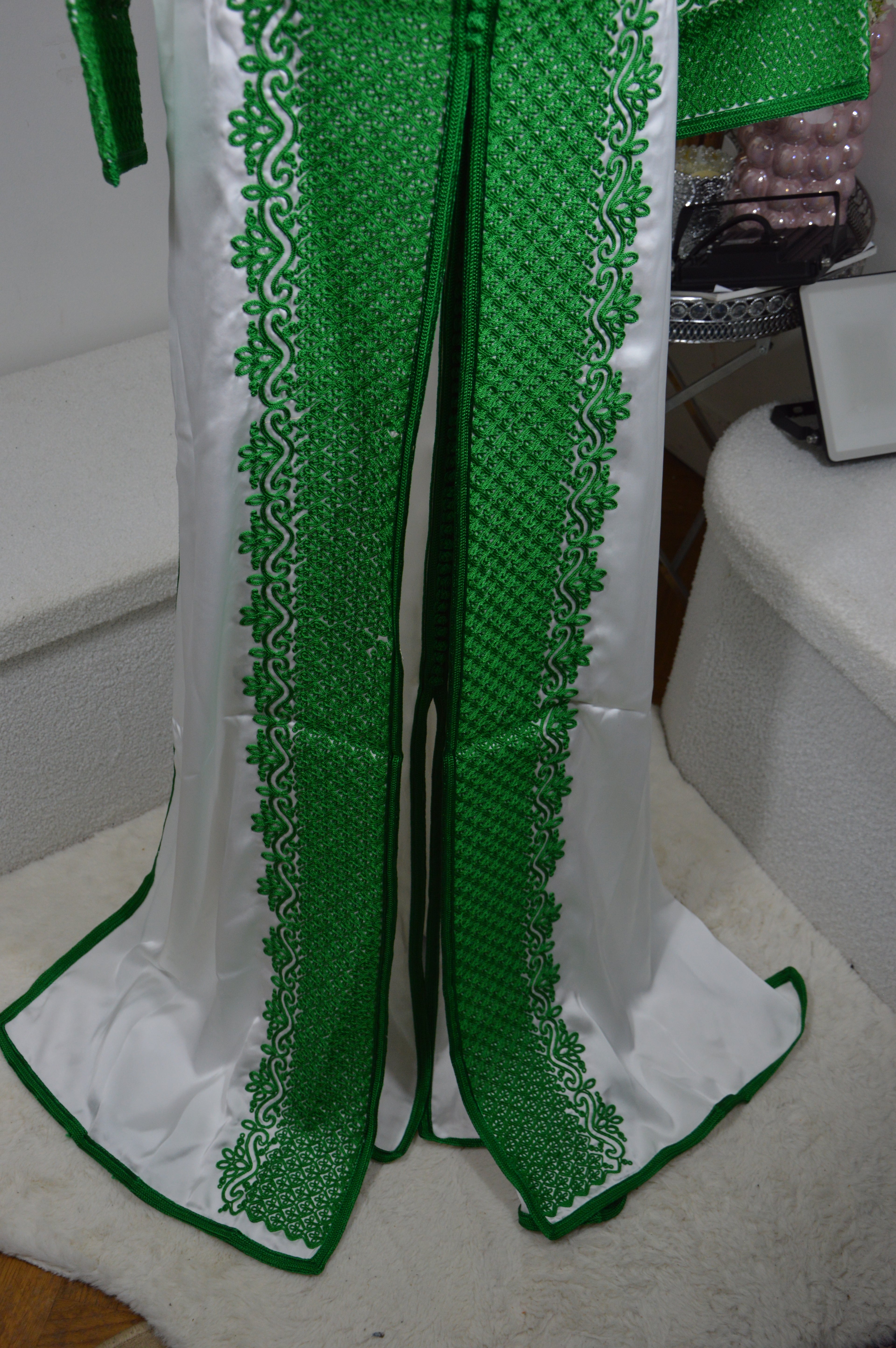 Takchita Verte & Blanche en Satin – Broderie Marocaine