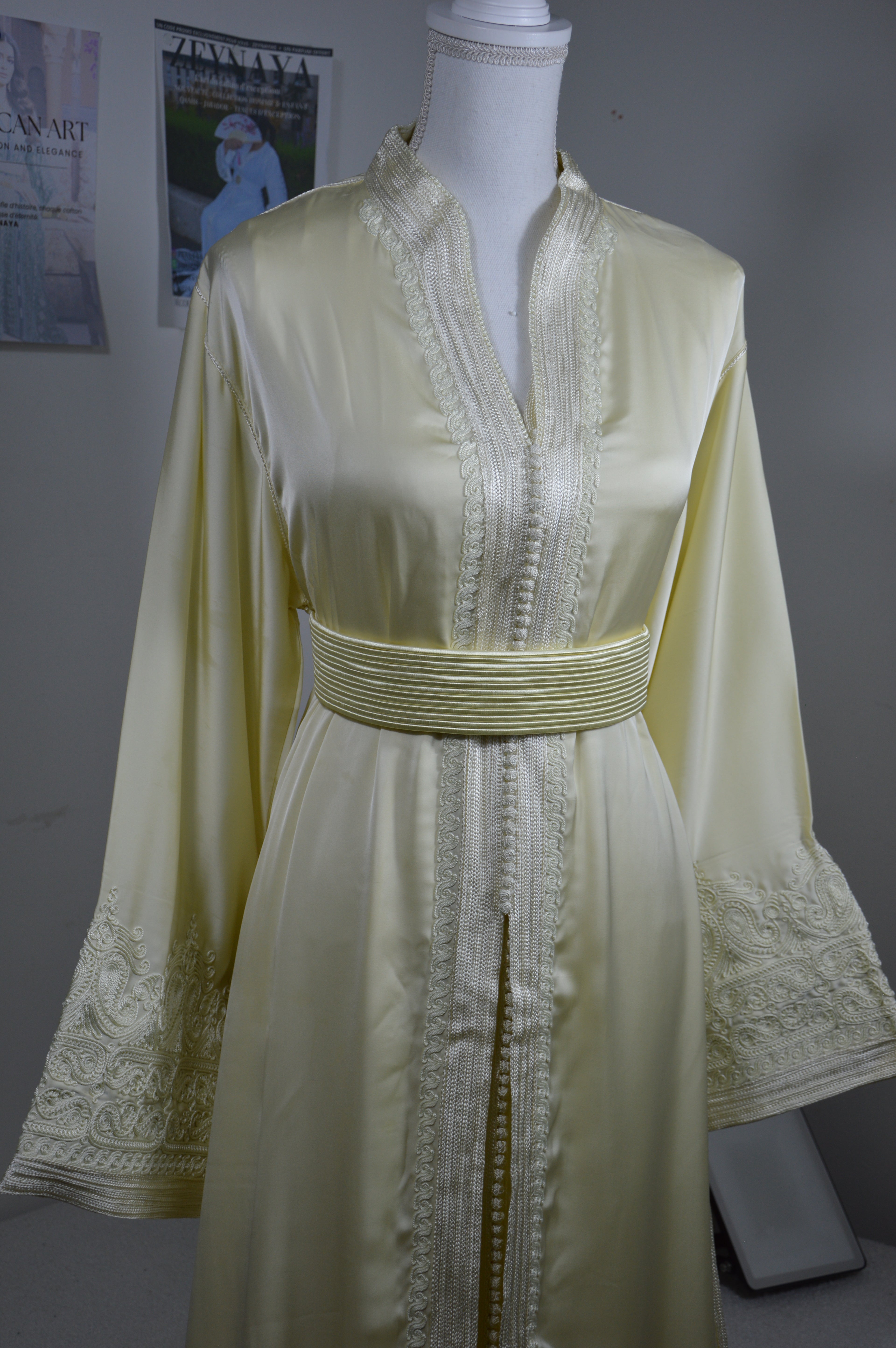 Takchita Jaune Pâle en Satin Brodé – Haute Couture Marocaine