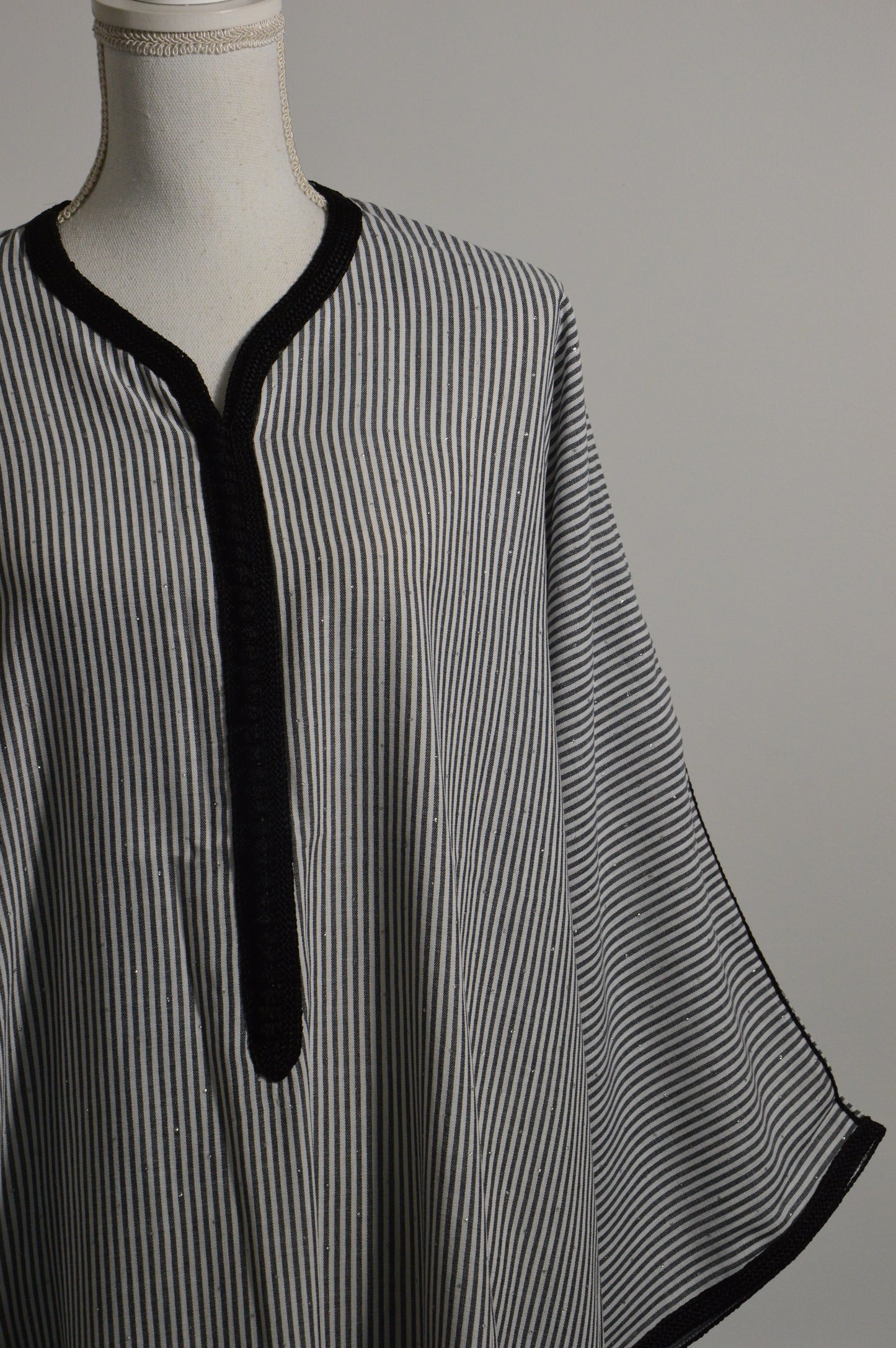 Gandoura en lin rayée noir & blanc pailletée - zeynaya prestige
