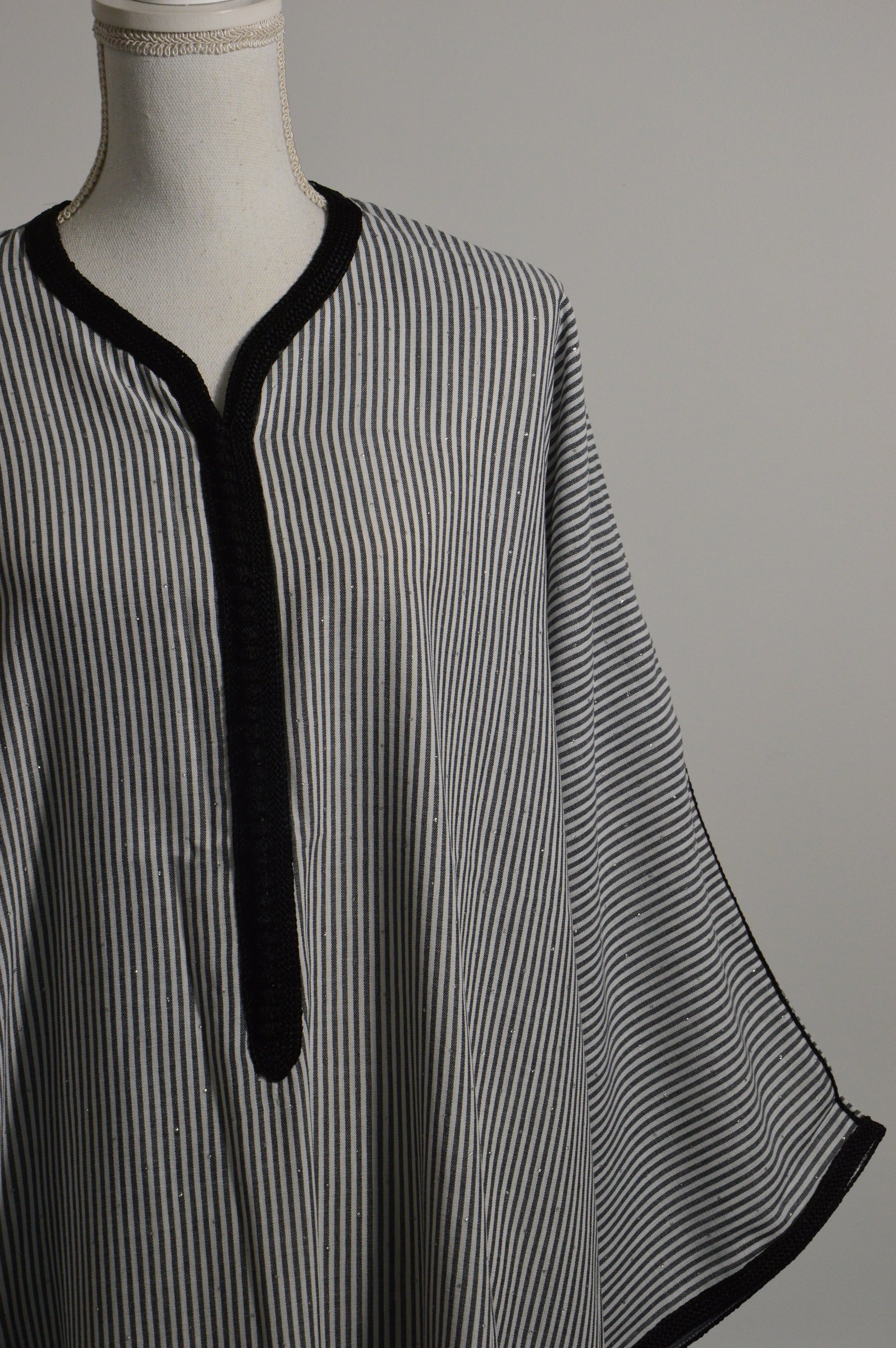 Gandoura en lin rayée noir & blanc pailletée - zeynaya prestige