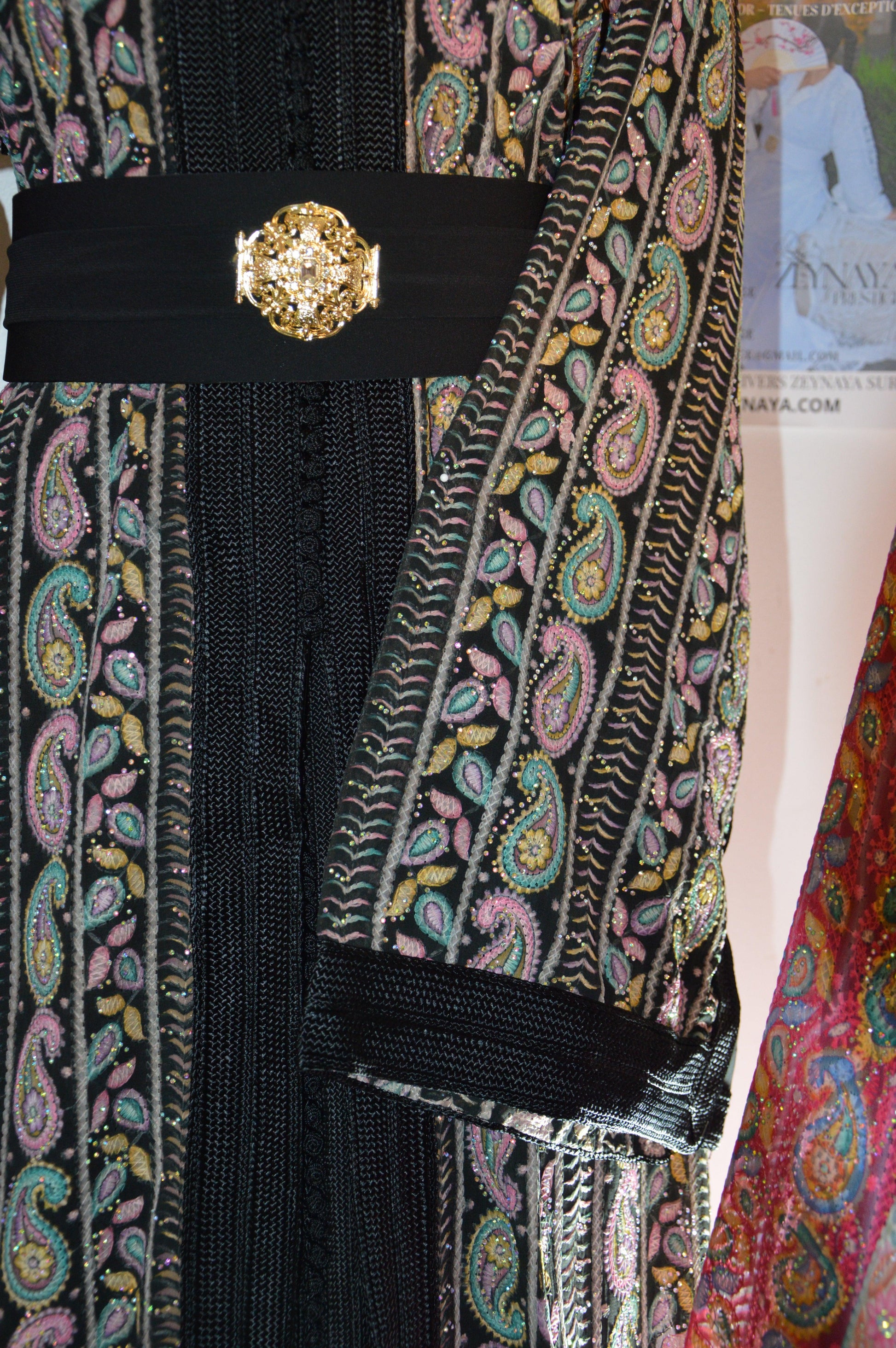 Détail broderies sari et sequins scintillants
