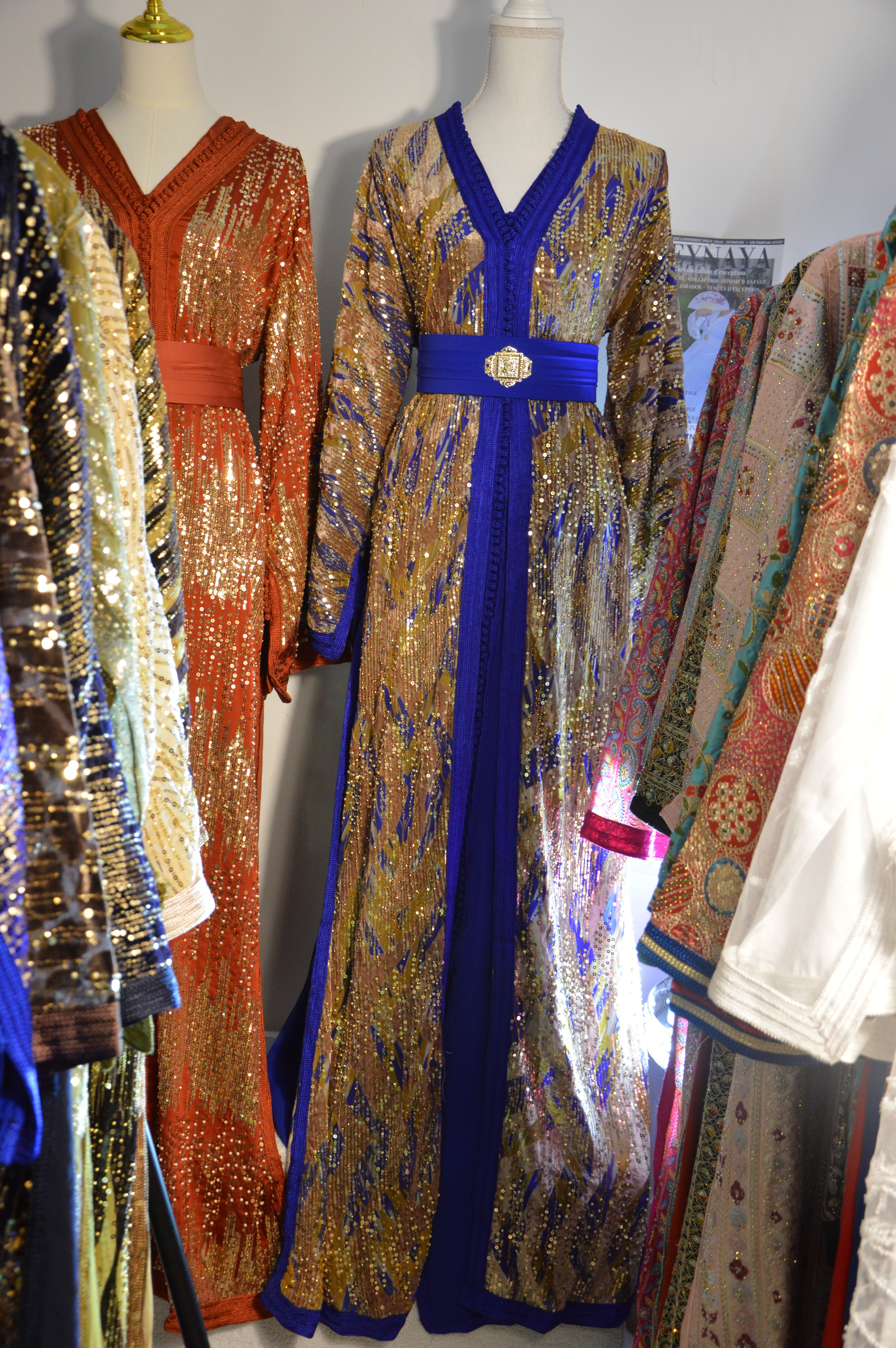 Takchita Bleu Royal & Doré – Luxe Oriental, Broderies et Sequins