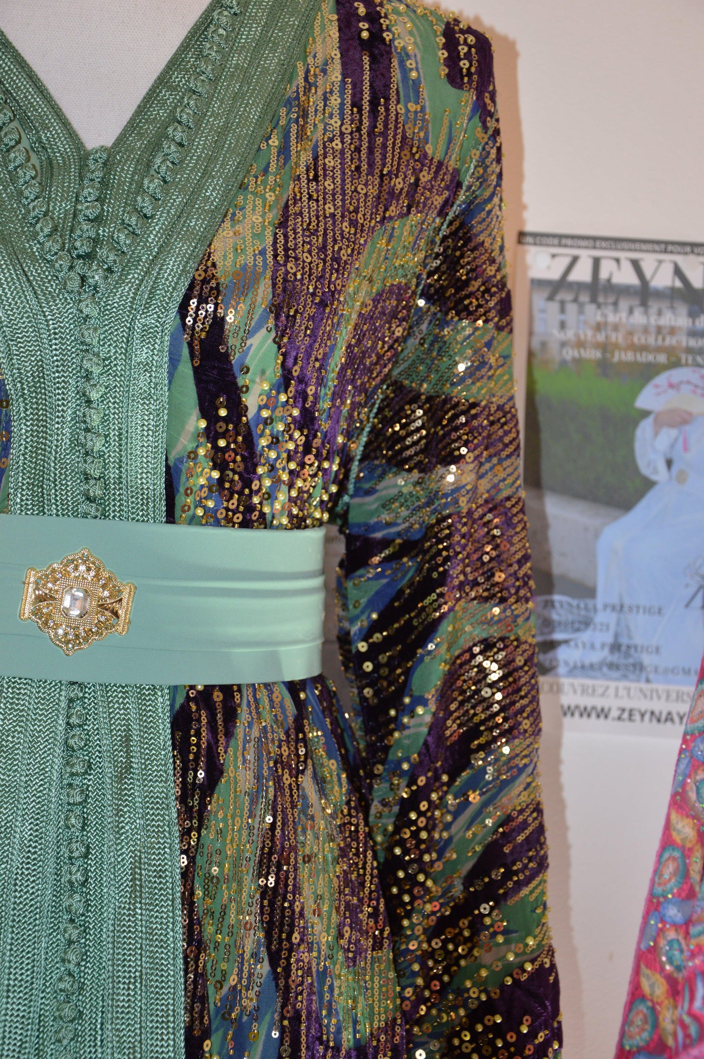 Détail sequins dorés et motifs multicolores sur takchita