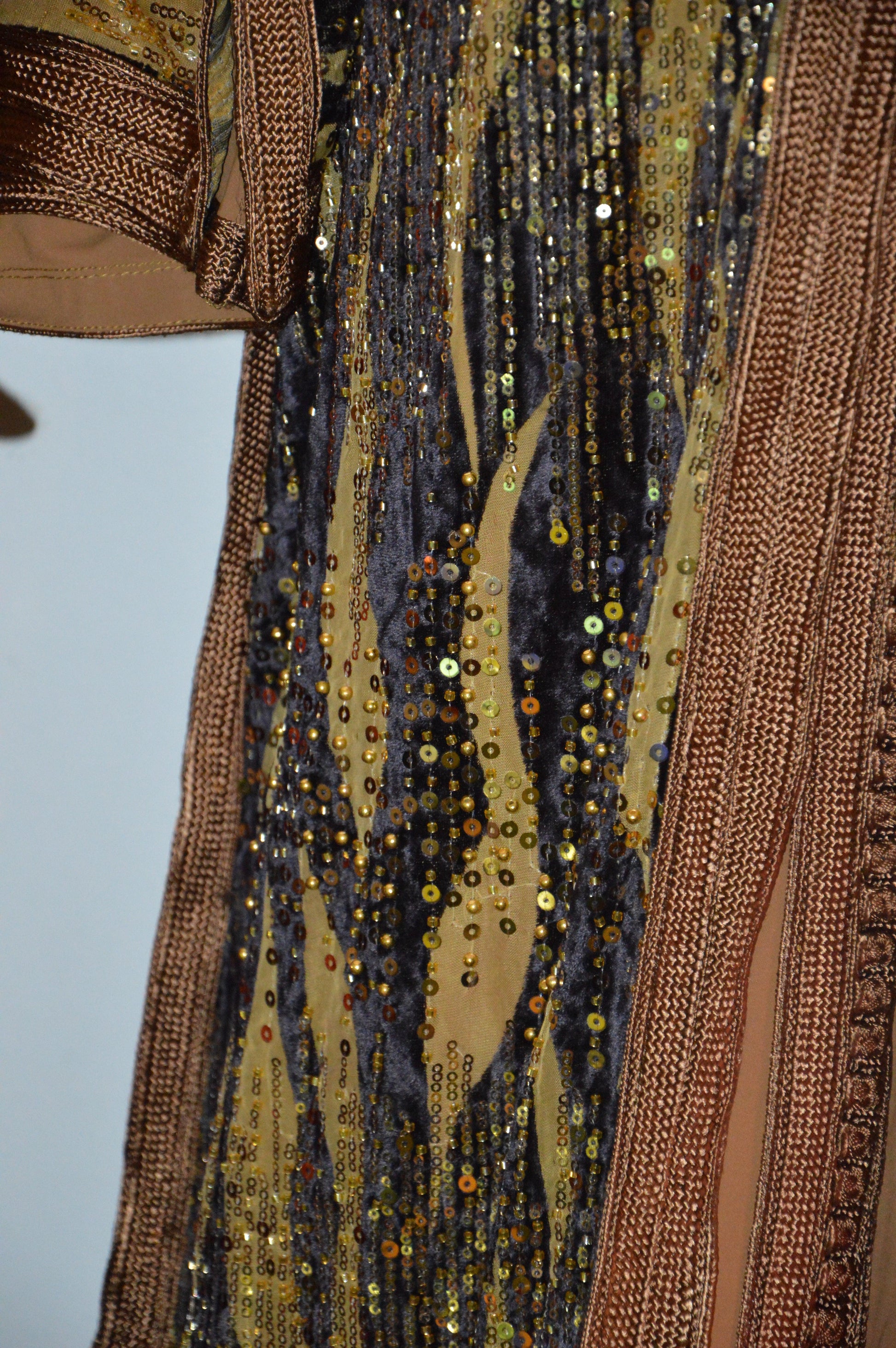 Détail sequins or et argent brillants sur takchita caramel