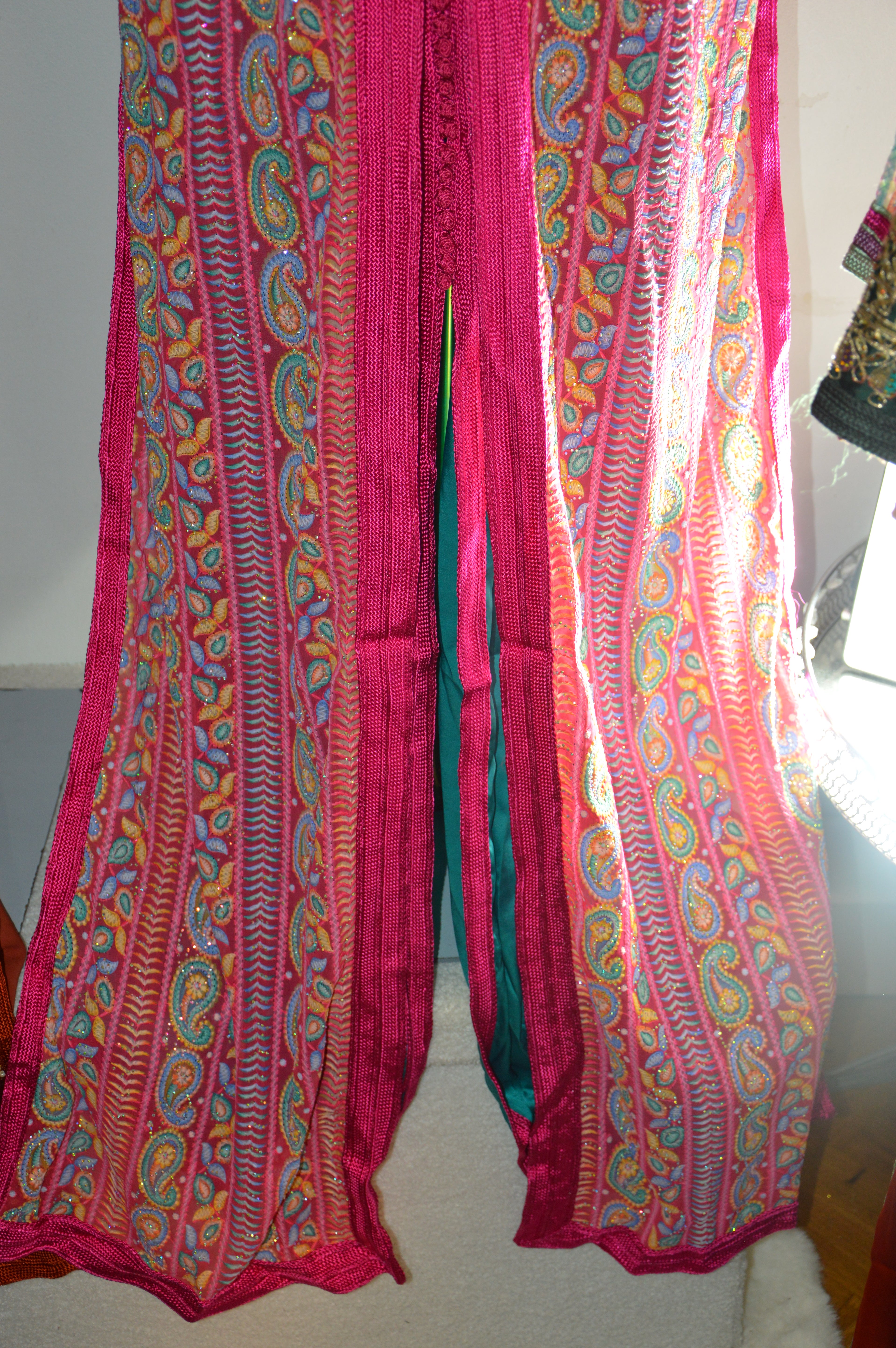 Détail broderies sari et sequins or