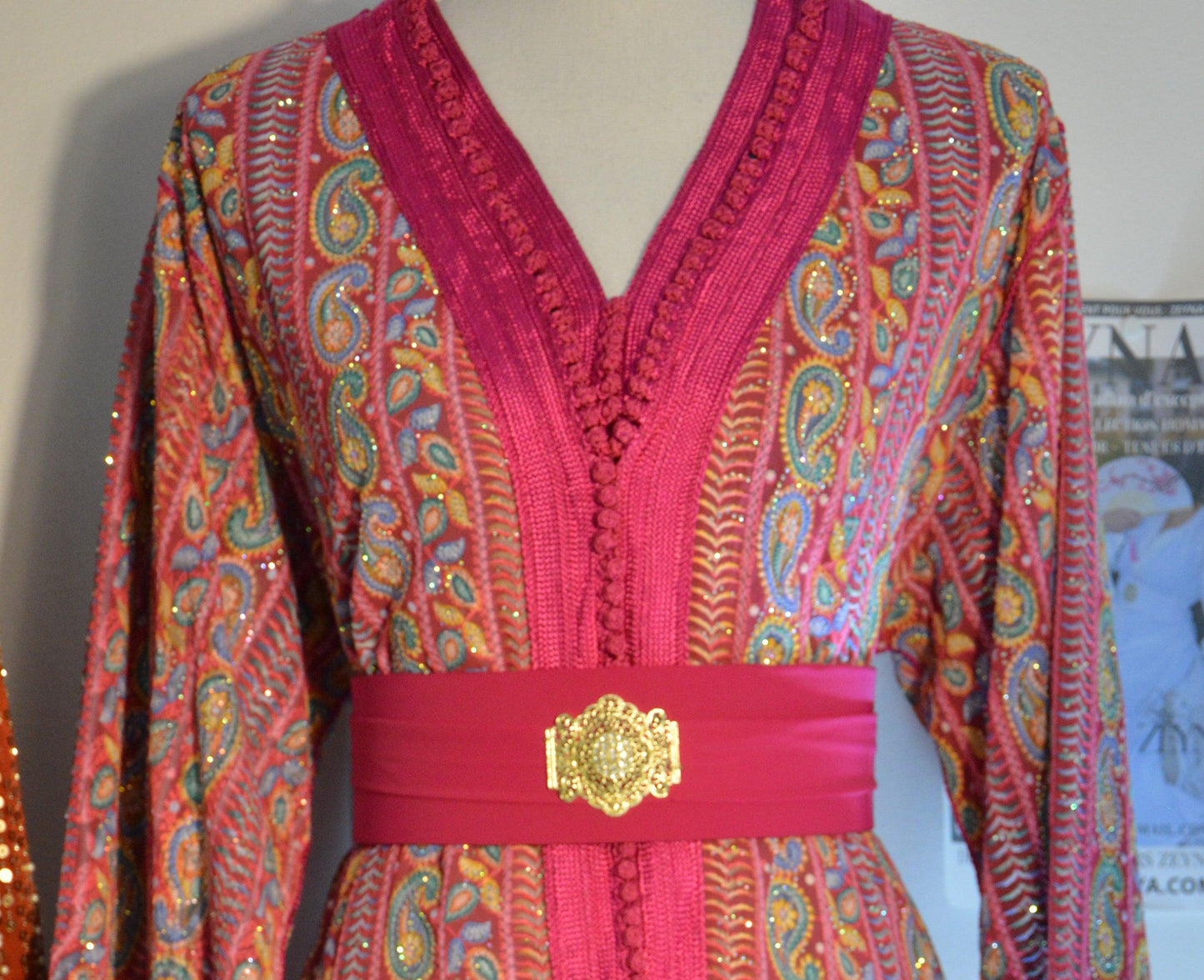 Takchita fuchsia avec sfifa brodée et ceinture dorée