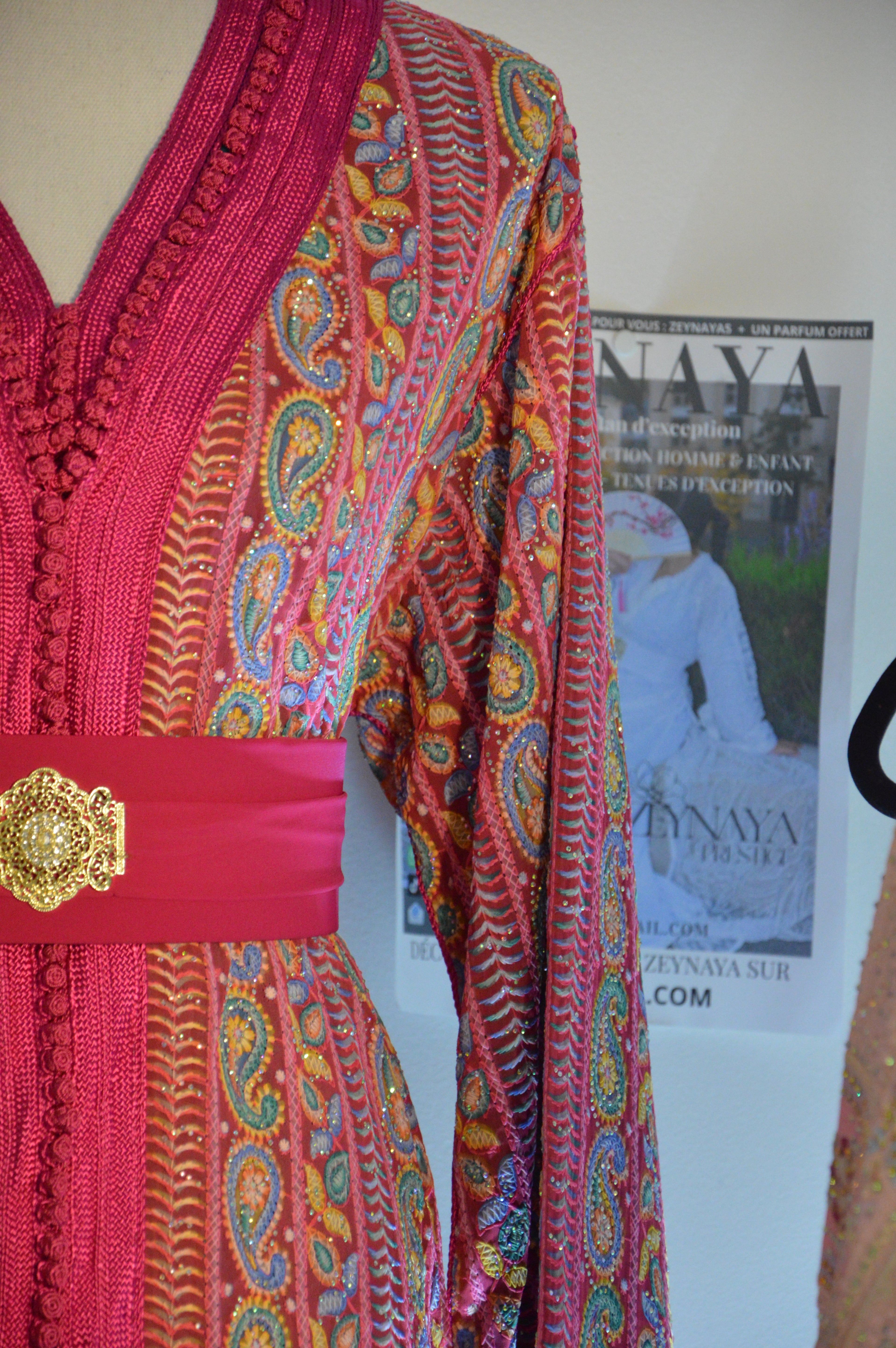 Détail motifs paisley multicolores et sequins scintillants