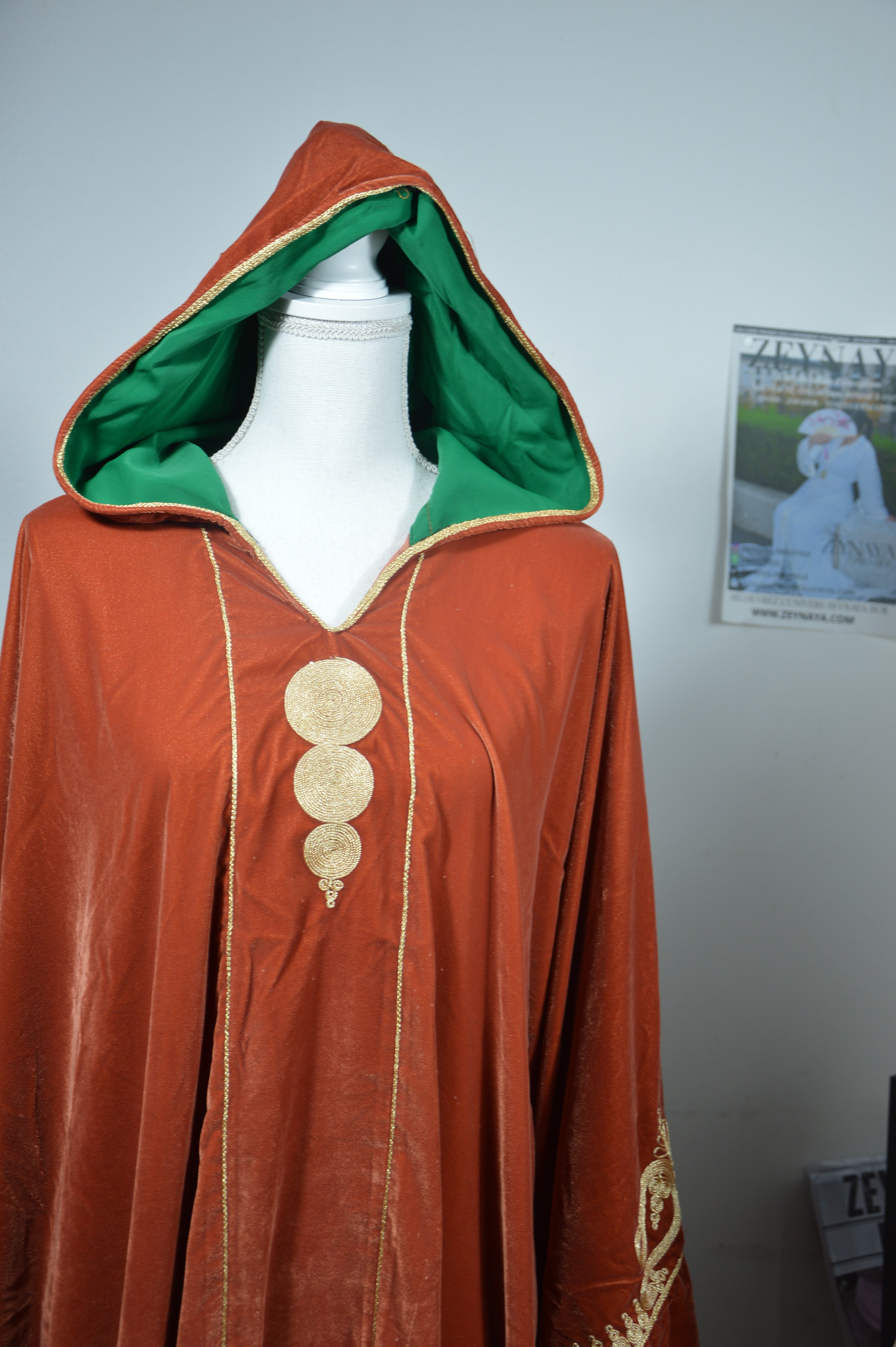 Jellaba Velours Orange Brodé Or - Élégance Marocaine