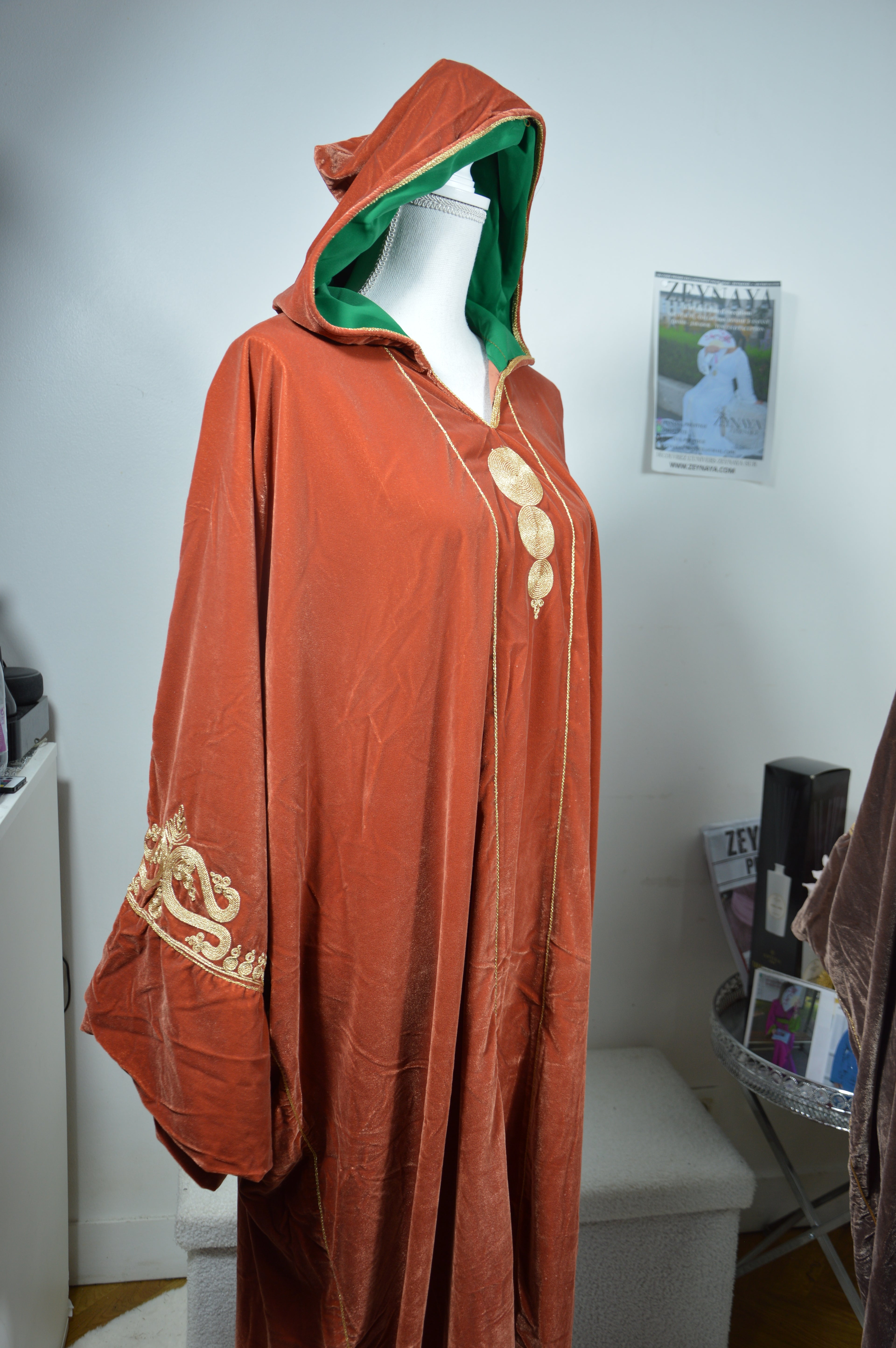 Jellaba Velours Orange Brodé Or - Élégance Marocaine