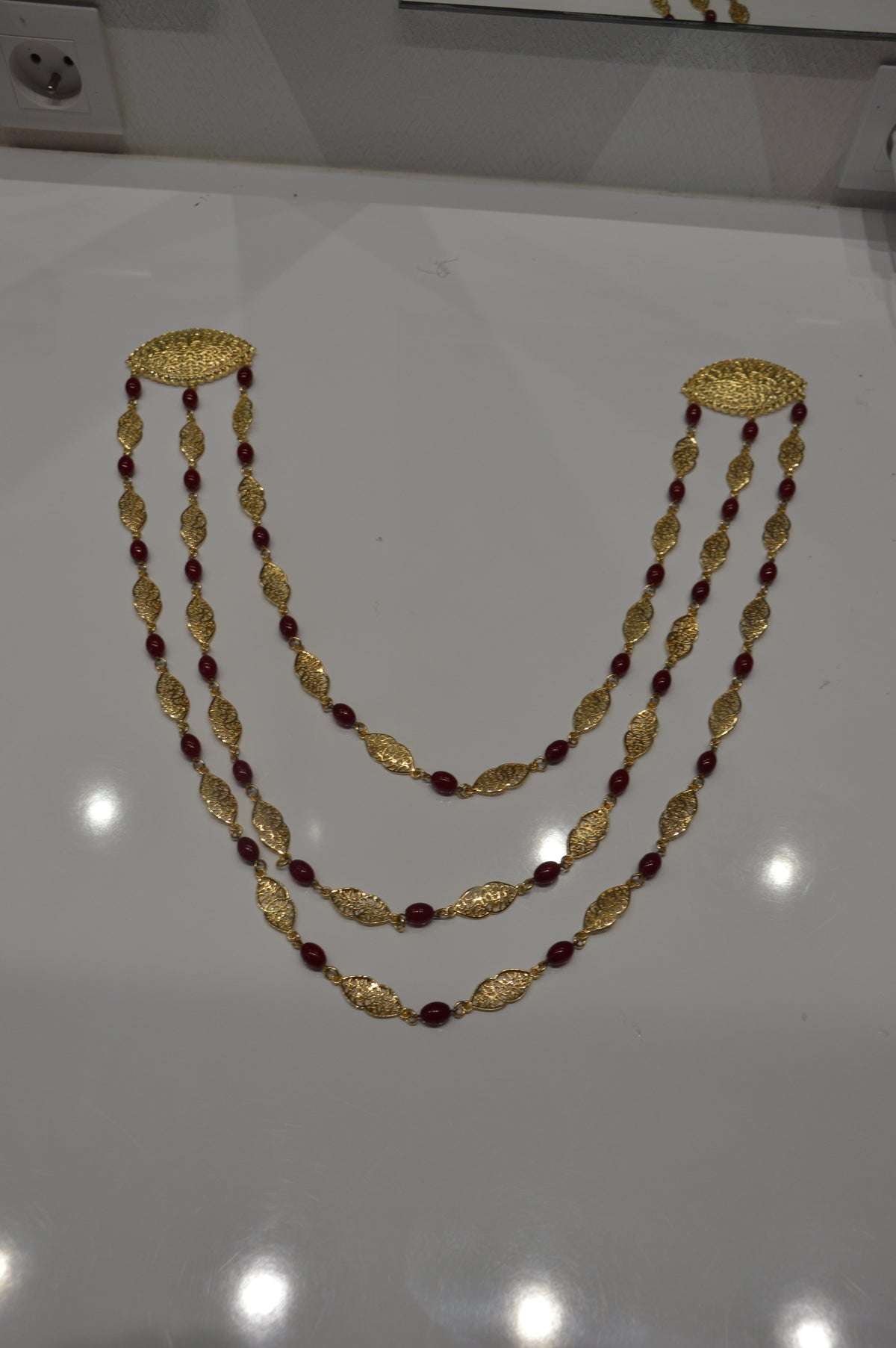 Collier Broche Mariée — Chaînes Dorées & Perles Bordeaux – ZEYNAYA PRESTIGE – vue 3