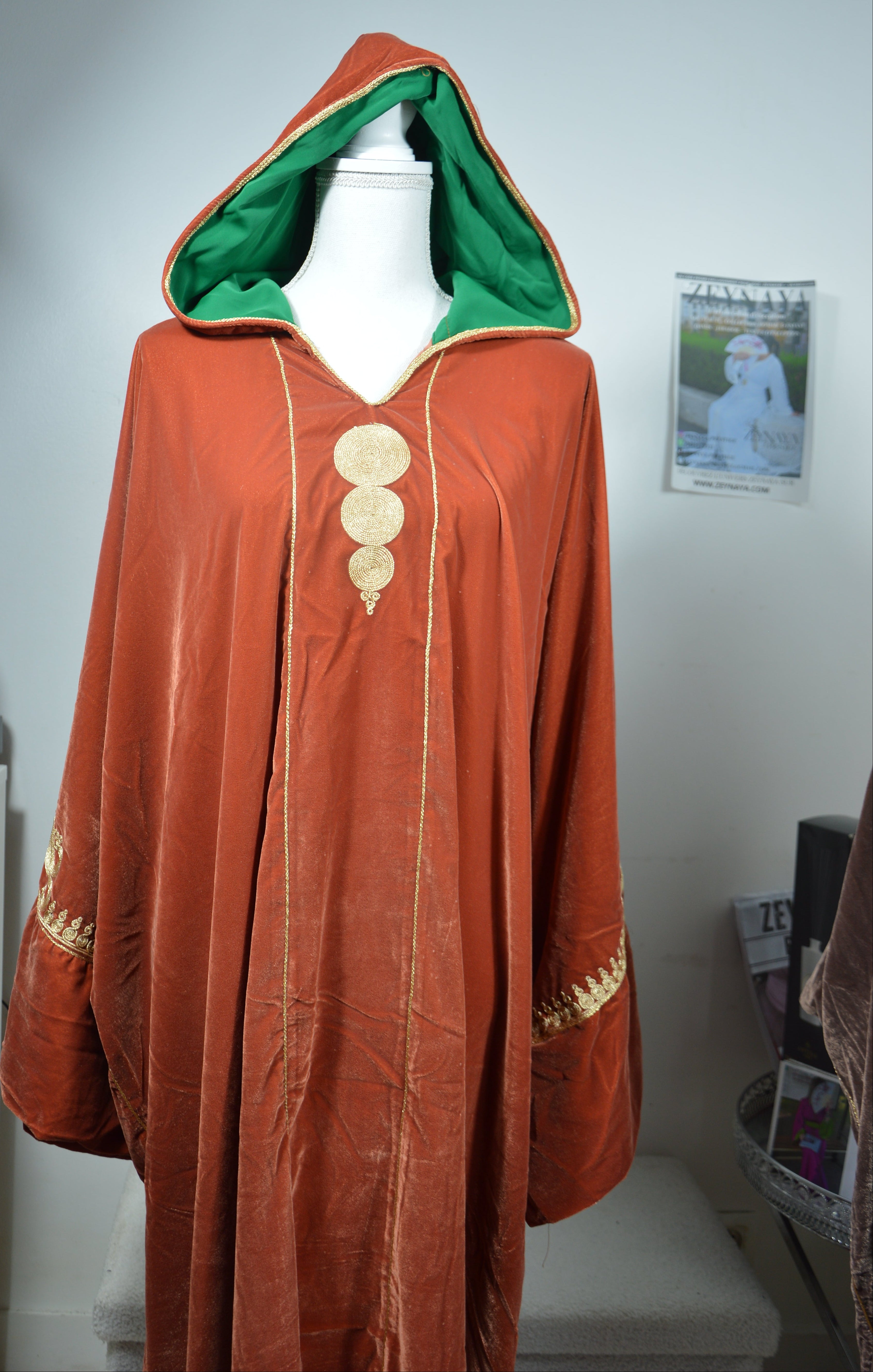 Jellaba Velours Orange Brodé Or - Élégance Marocaine