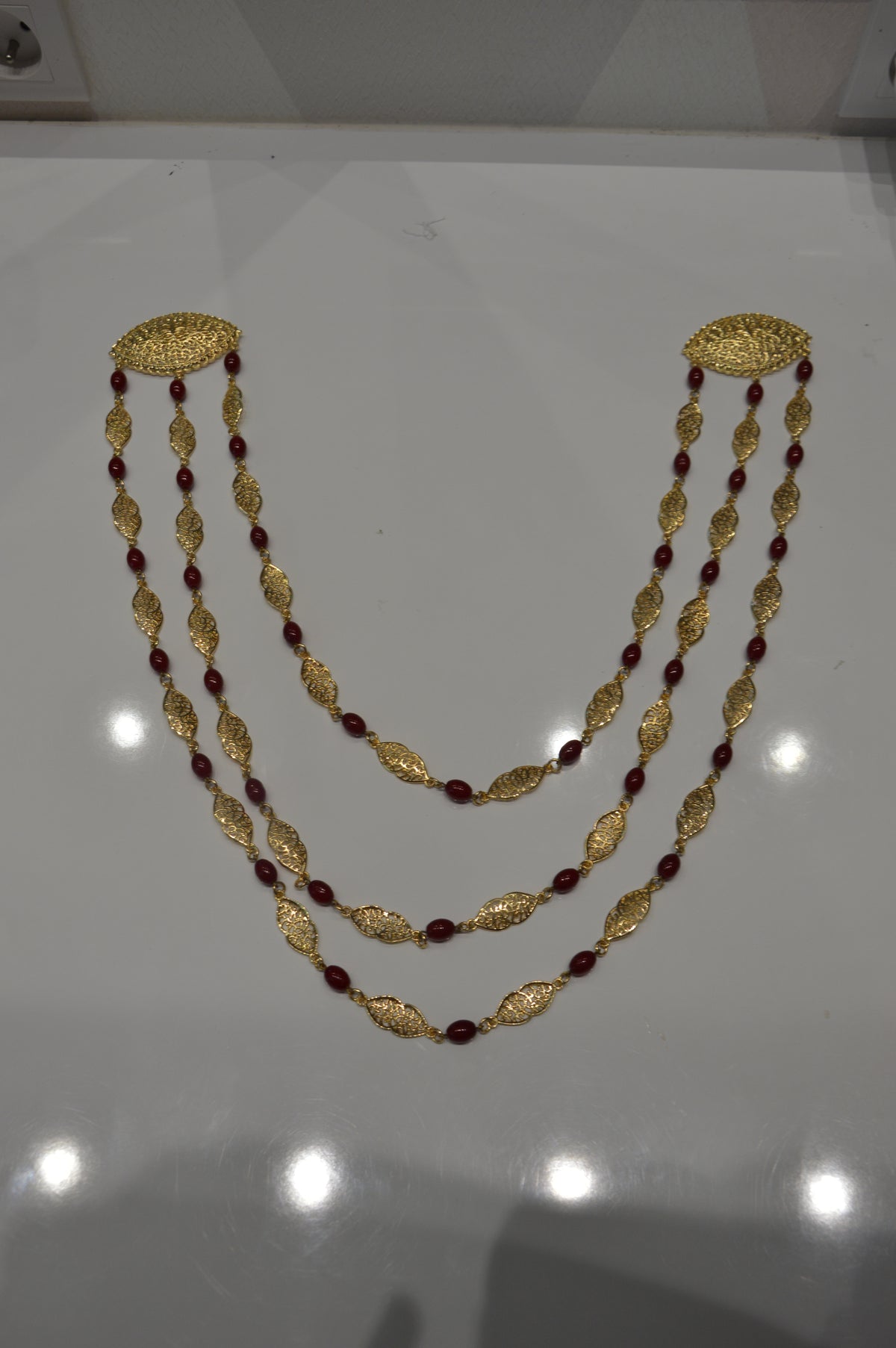 Collier Broche Mariée — Chaînes Dorées & Perles Bordeaux – ZEYNAYA PRESTIGE – vue 2