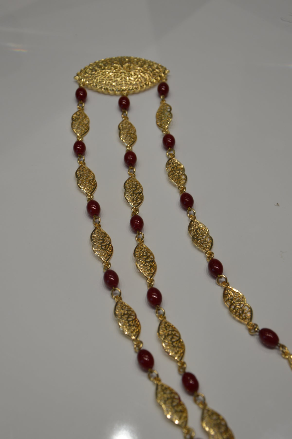 Collier Broche Mariée — Chaînes Dorées & Perles Bordeaux – ZEYNAYA PRESTIGE