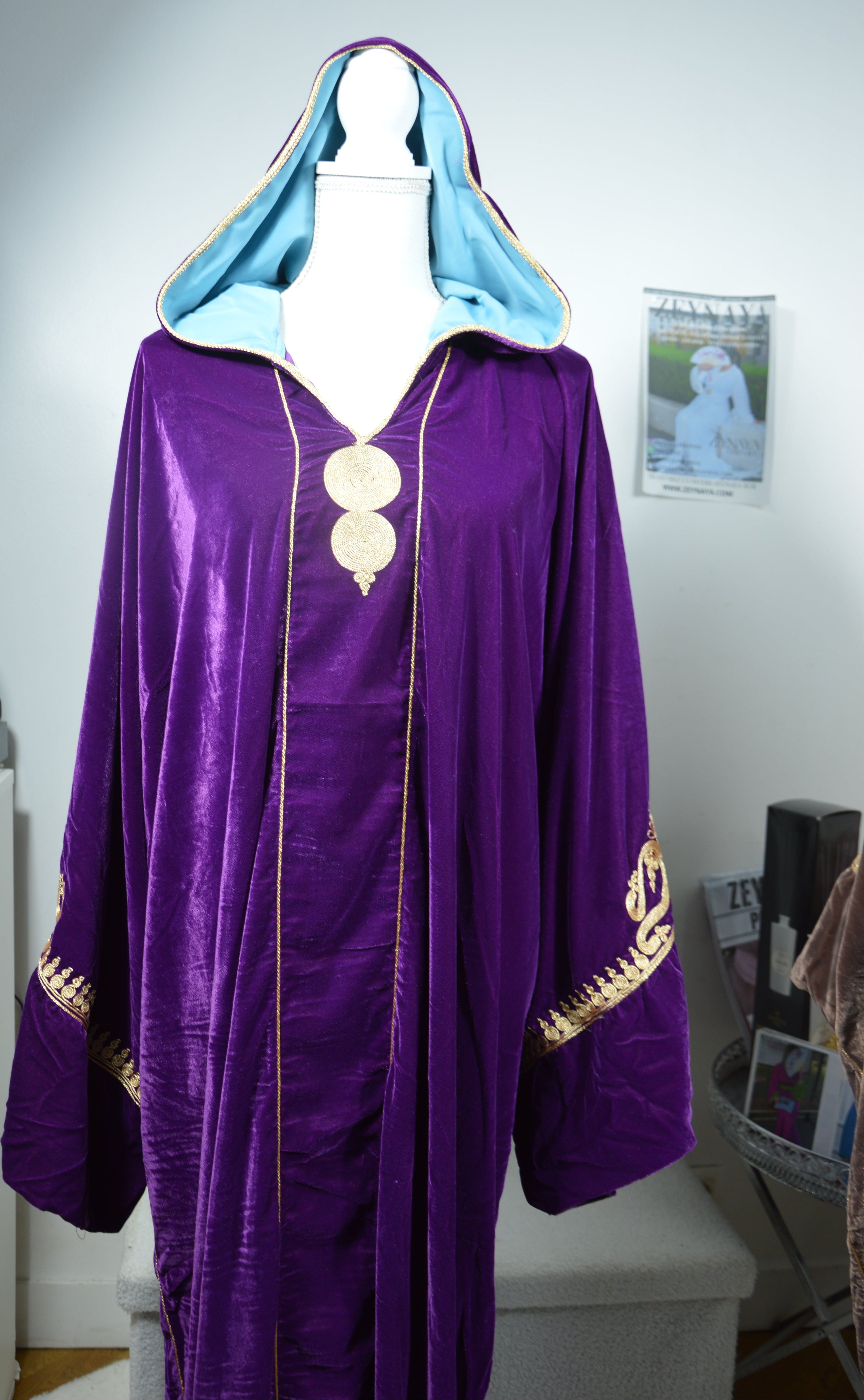 Jellaba Velours Violet Brodé Or - Élégance Marocaine
