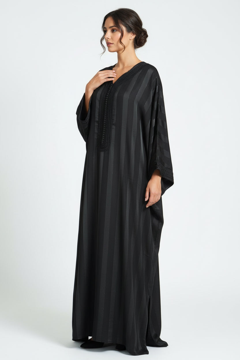 Gandoura Johara satinée noire - vue de face - style élégant et fluide