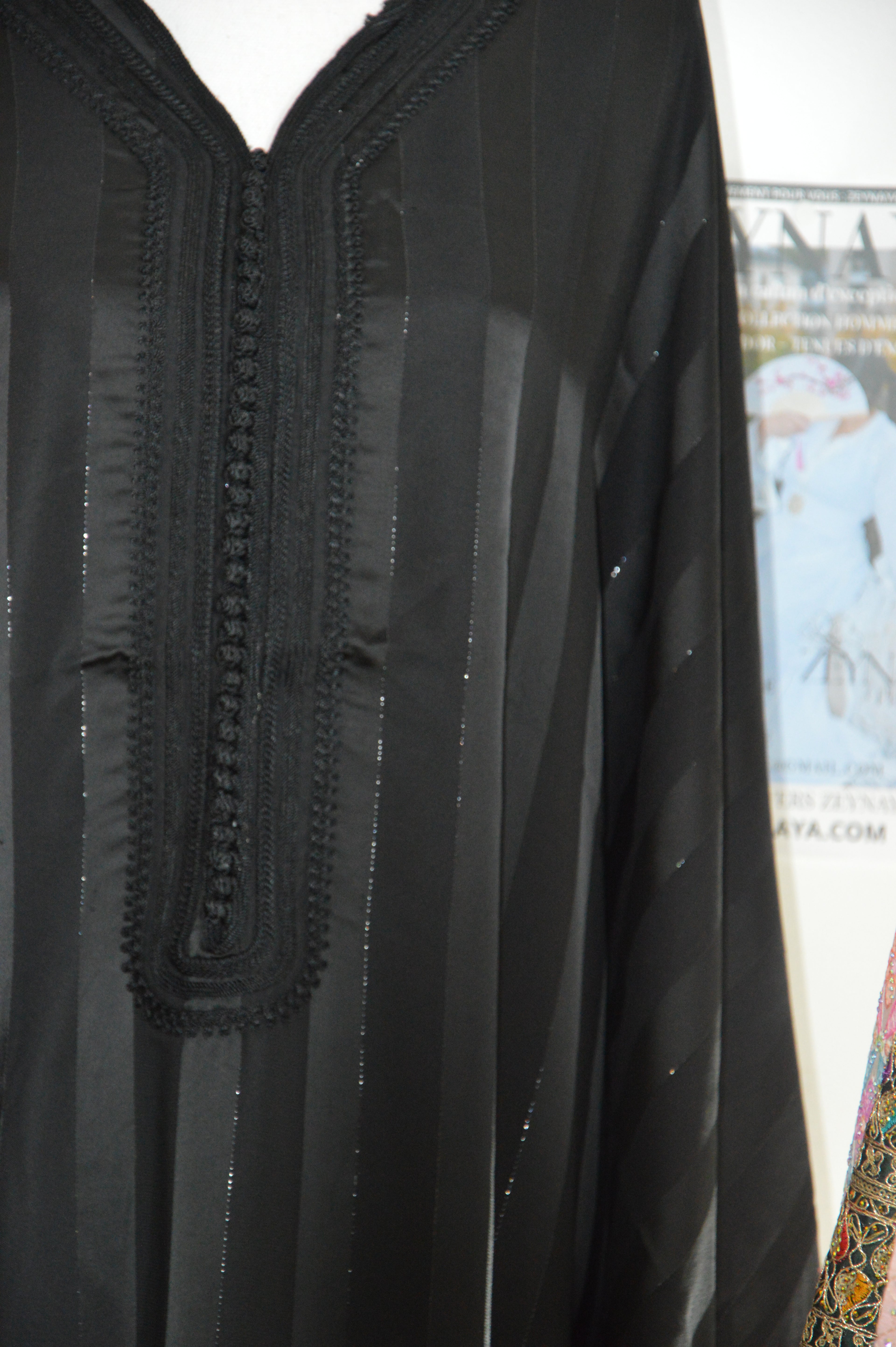 Gandoura Johara satinée noire - détail broderie - style élégant et fluide