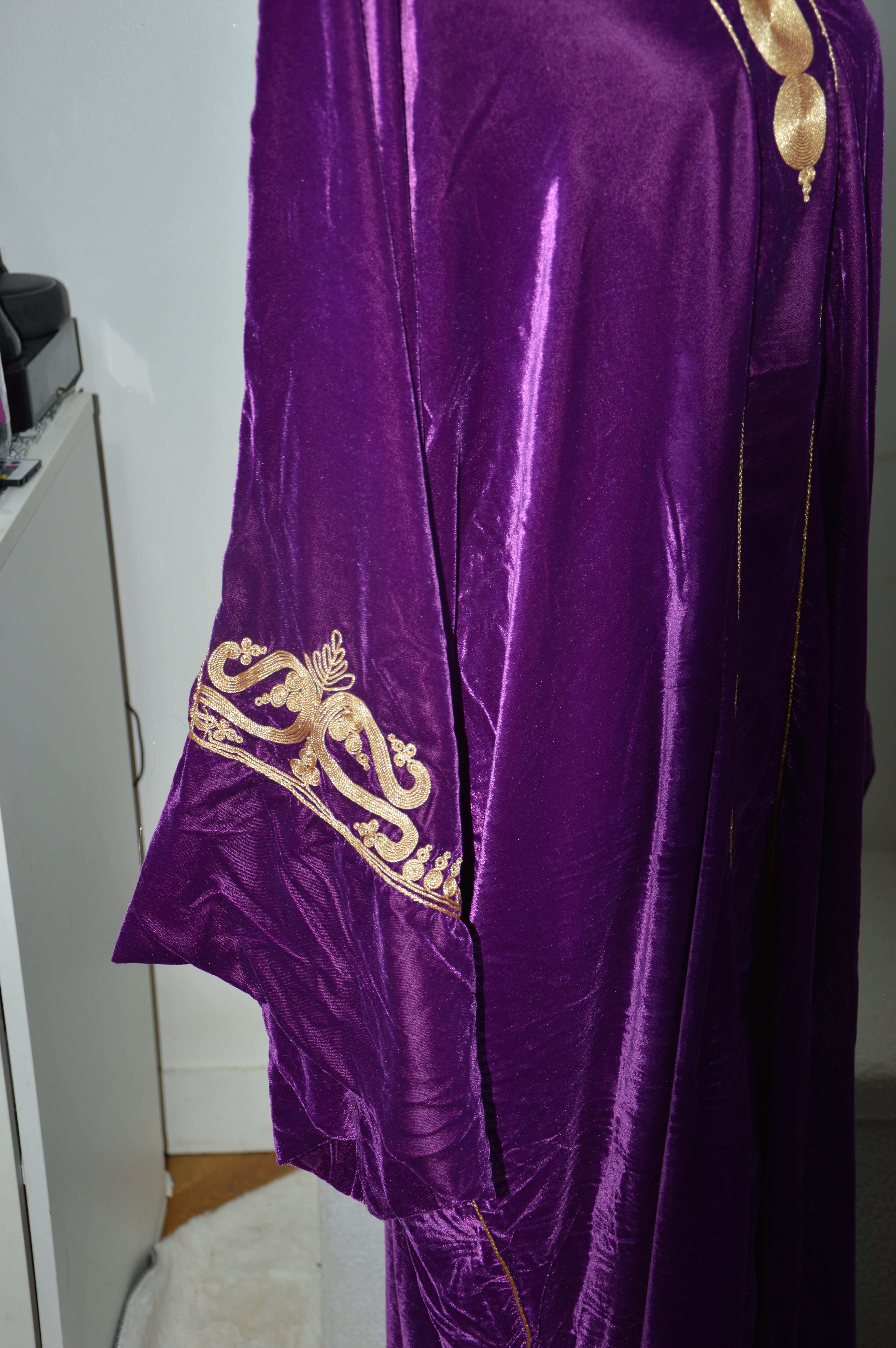 Jellaba Velours Violet Brodé Or - Élégance Marocaine