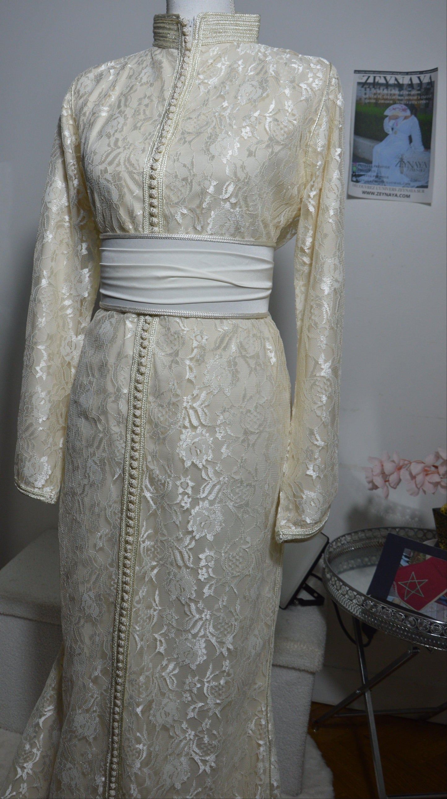 Caftan sirène dentelle ivoire - vue complète avec ceinture