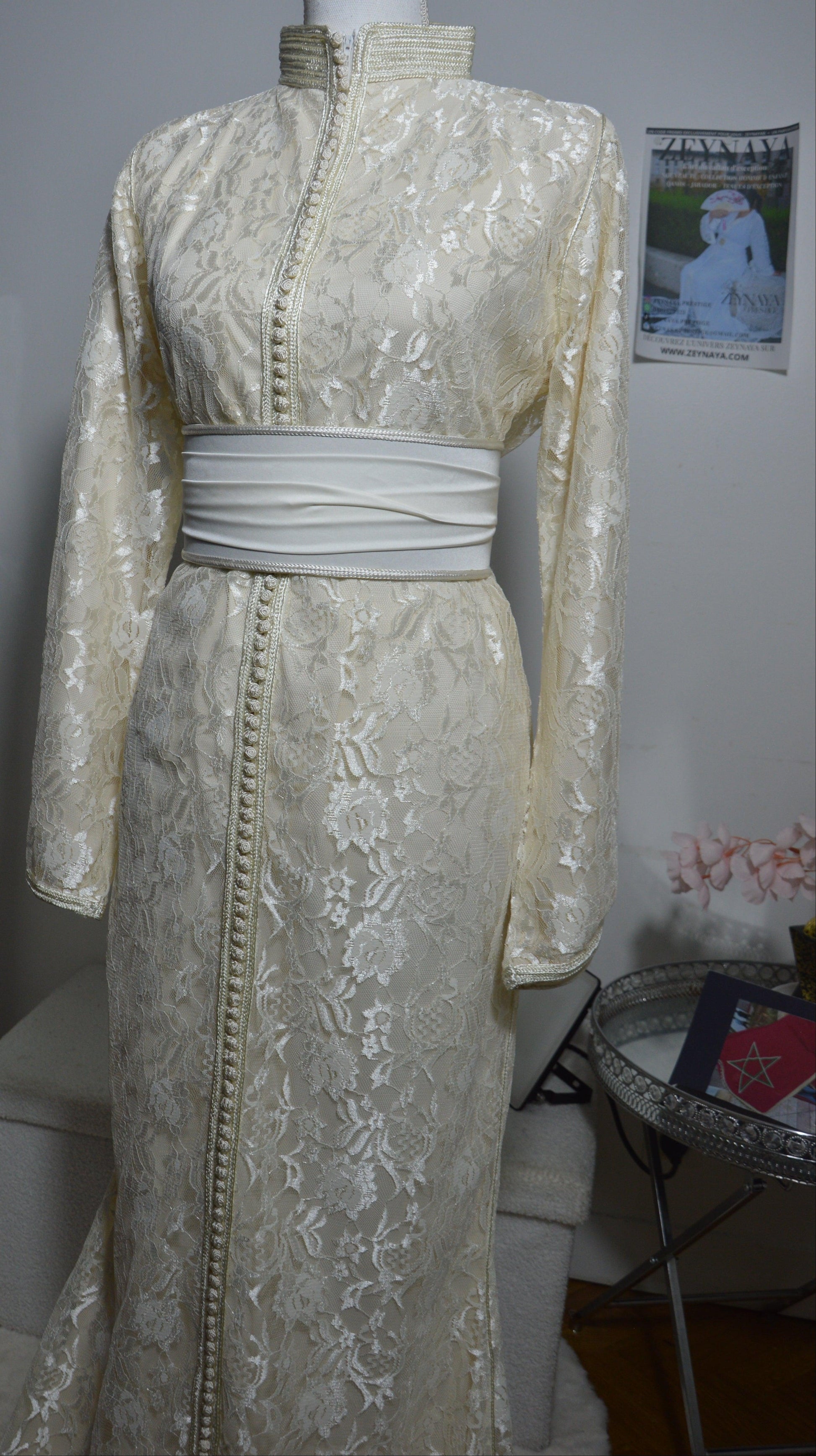 Caftan sirène dentelle ivoire - vue complète avec ceinture