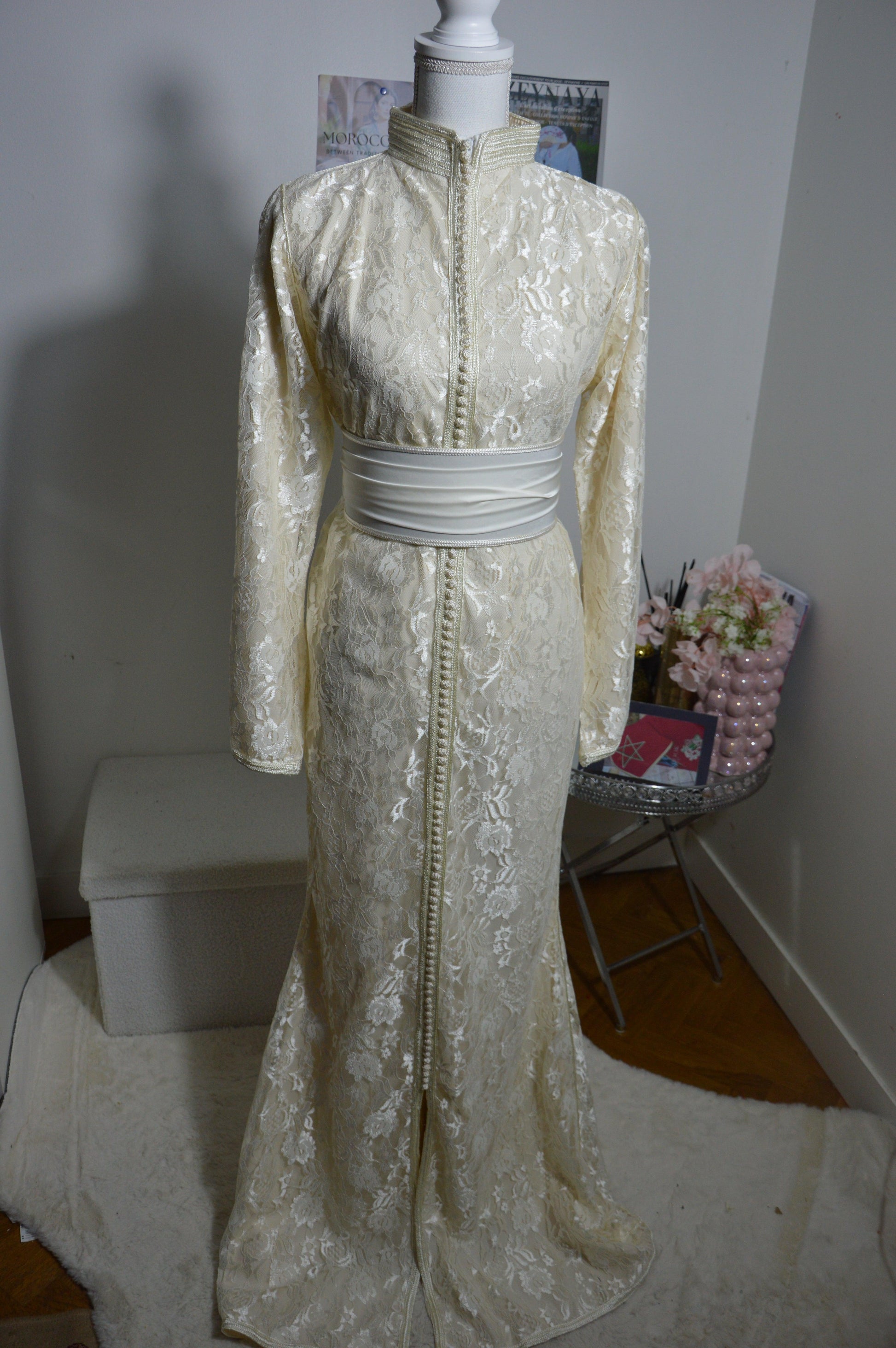 Caftan sirène dentelle ivoire - vue complète avec ceinture