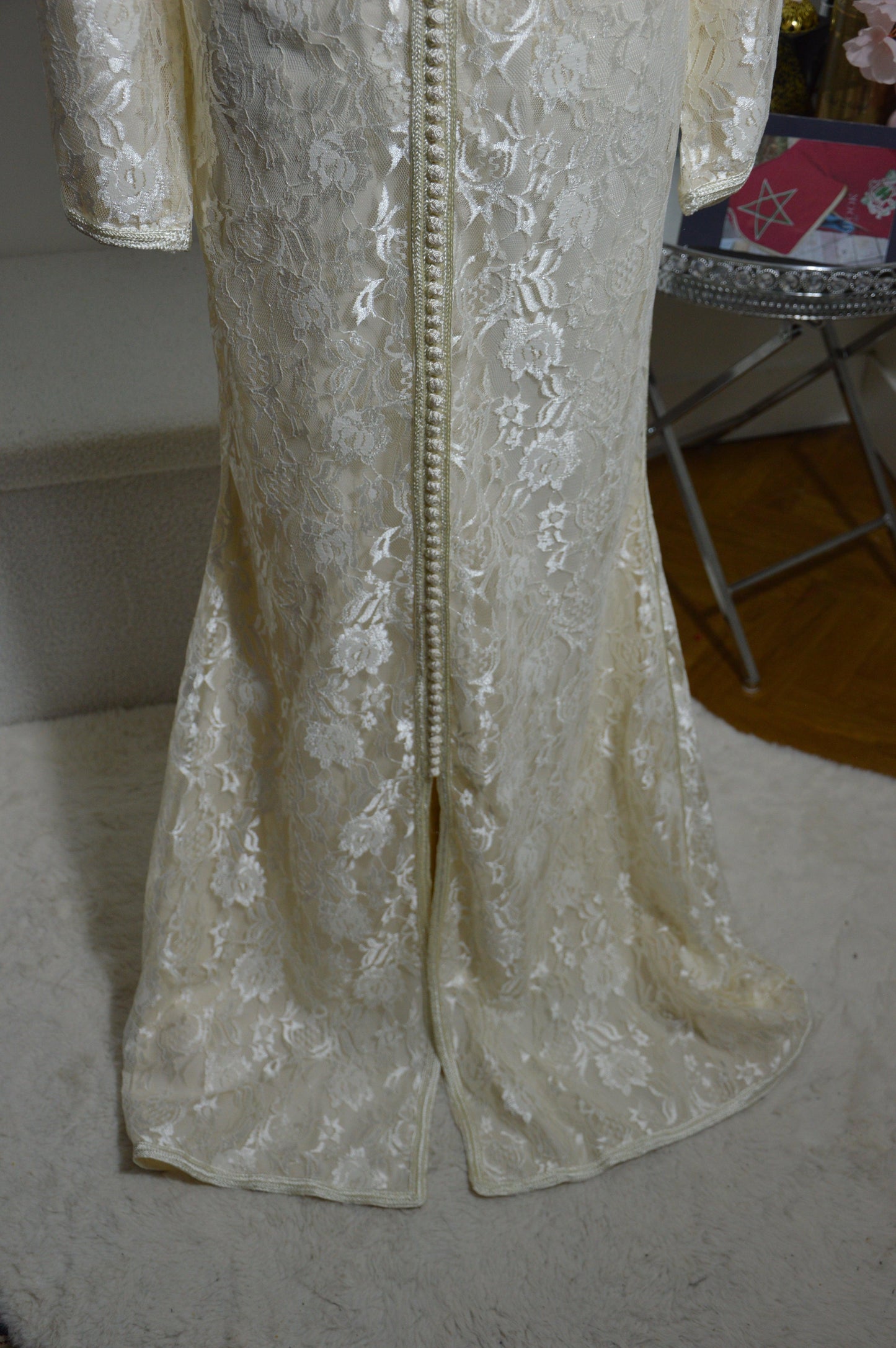 Détail dentelle florale ivoire sur caftan sirène