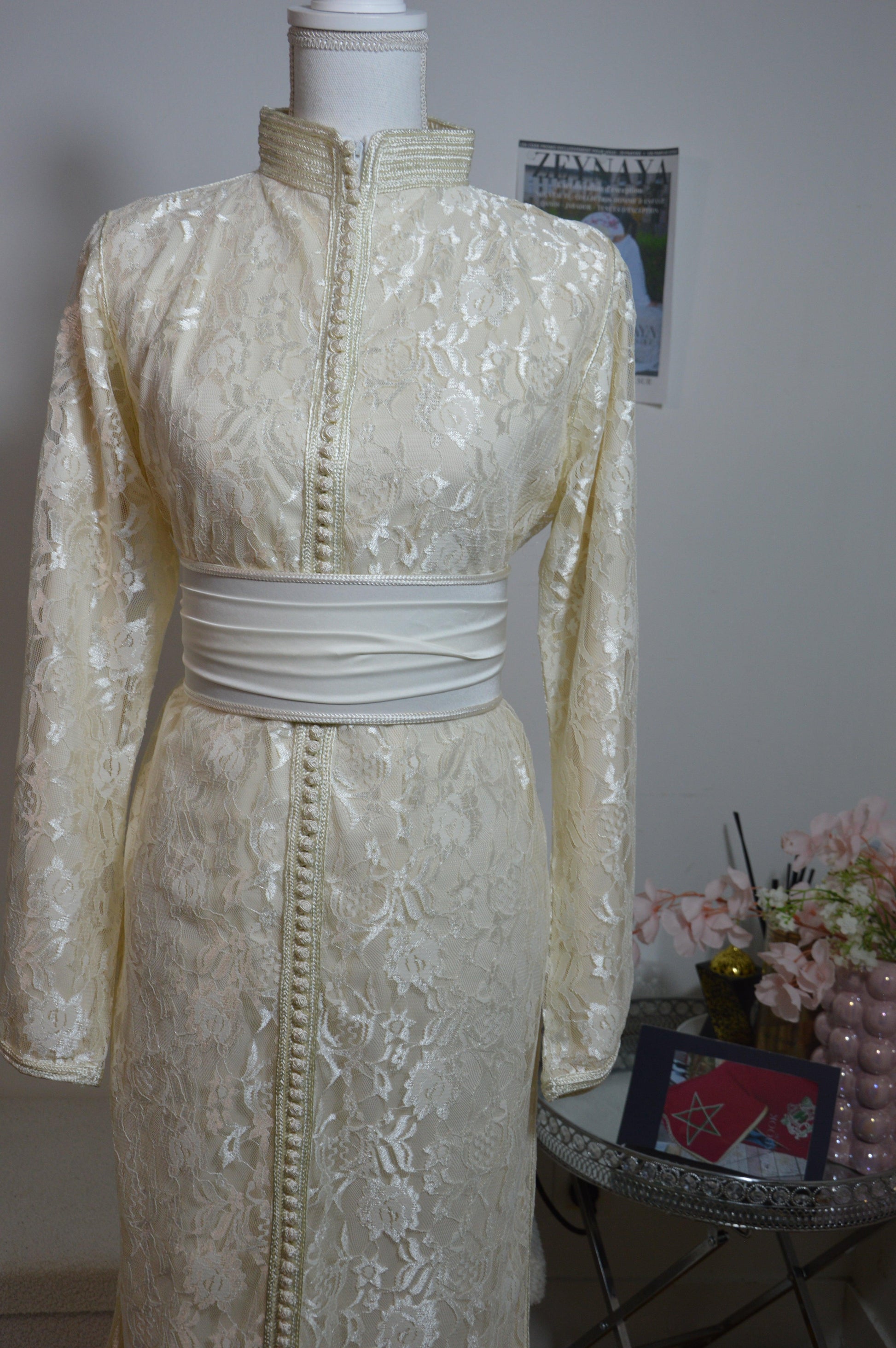 Détail dentelle florale ivoire sur caftan sirène
