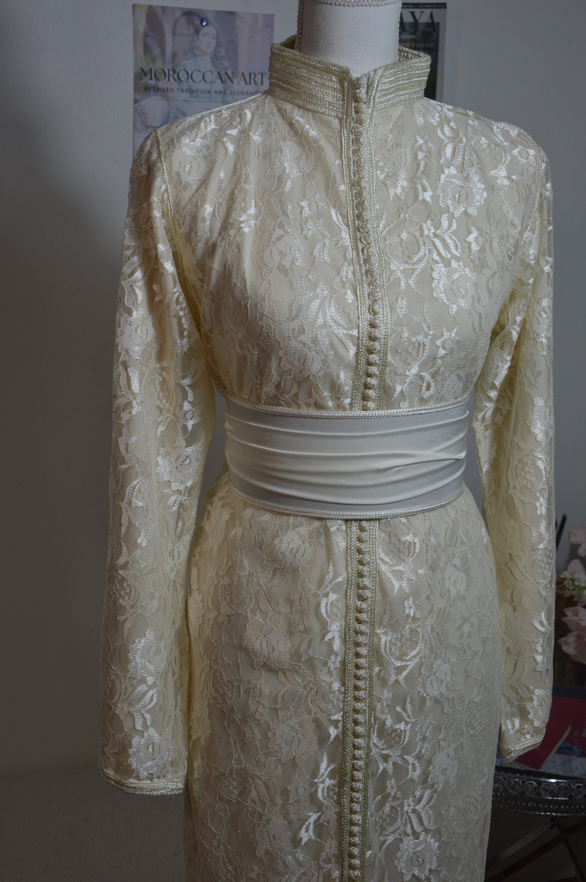Caftan sirène ivoire - détail col mandarin et broderies
