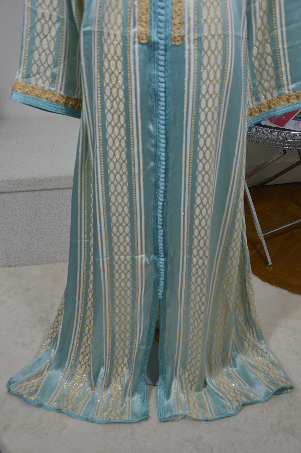 Caftan marocain turquoise - détail col et broderies or