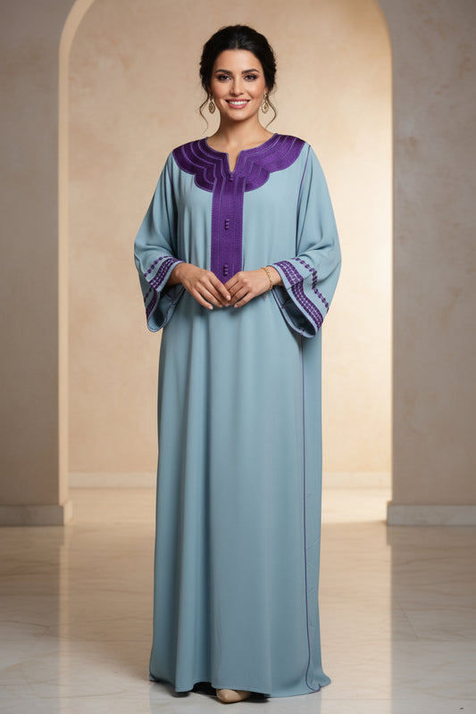 Gandoura Bleu Ciel Col Violet – Douceur & Raffinement Marocain